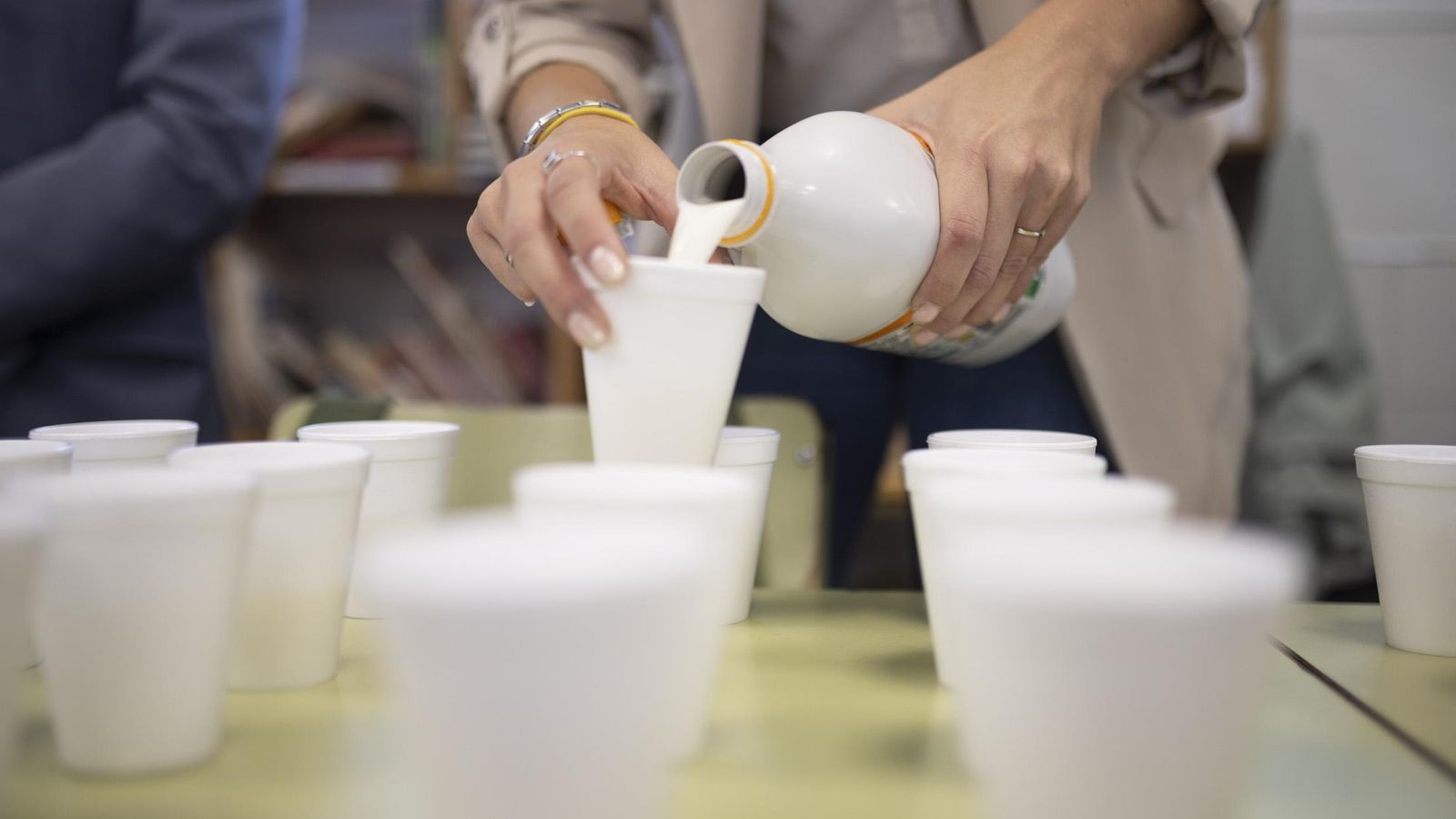 Reparto de vasos de leche antes del recreo en una clase de un colegio beneficiario de este programa. Reparto de vasos de leche antes del recreo en una clase de un colegio beneficiario de este programa.