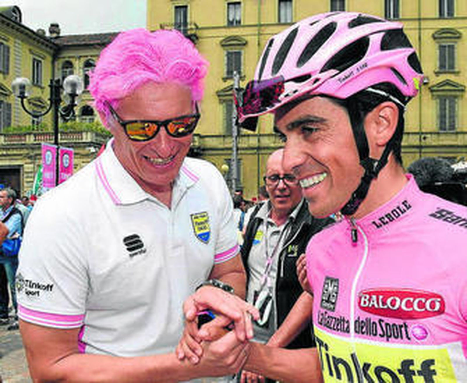 Contador charla con el magnate ruso Oleg Tinkoff.