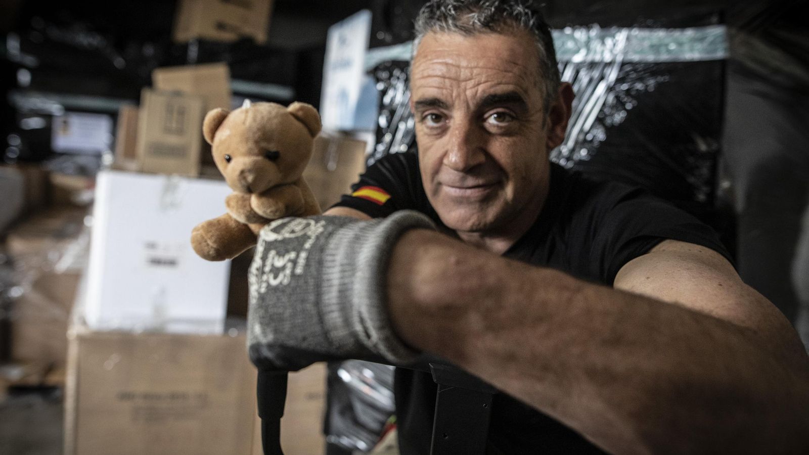 El osito, que se cayó de una caja en el primer envío, se ha convertido en la mascota de la expedición