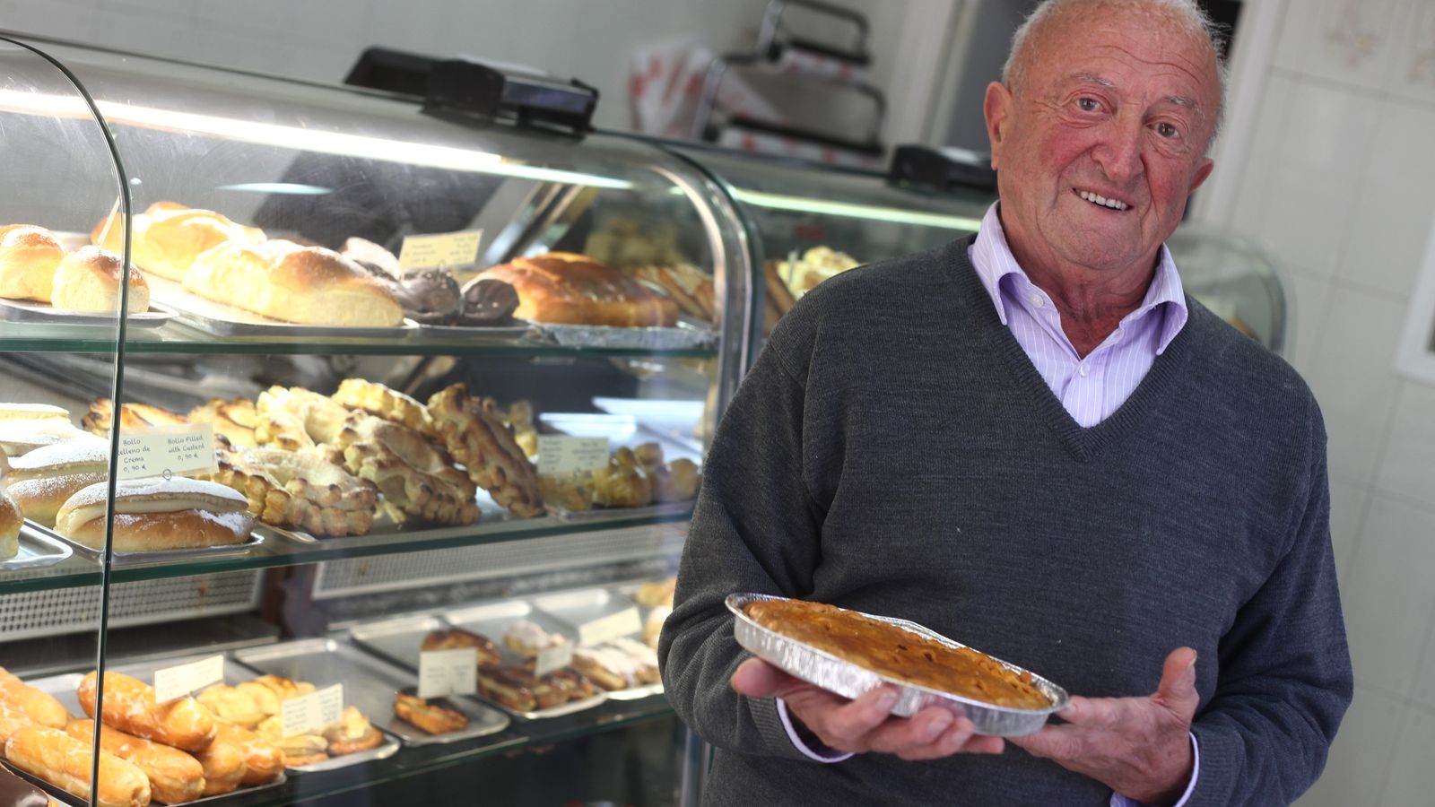 Pedro Hidalgo, con una de las famosas empanadas de la plaza de la Catedral.