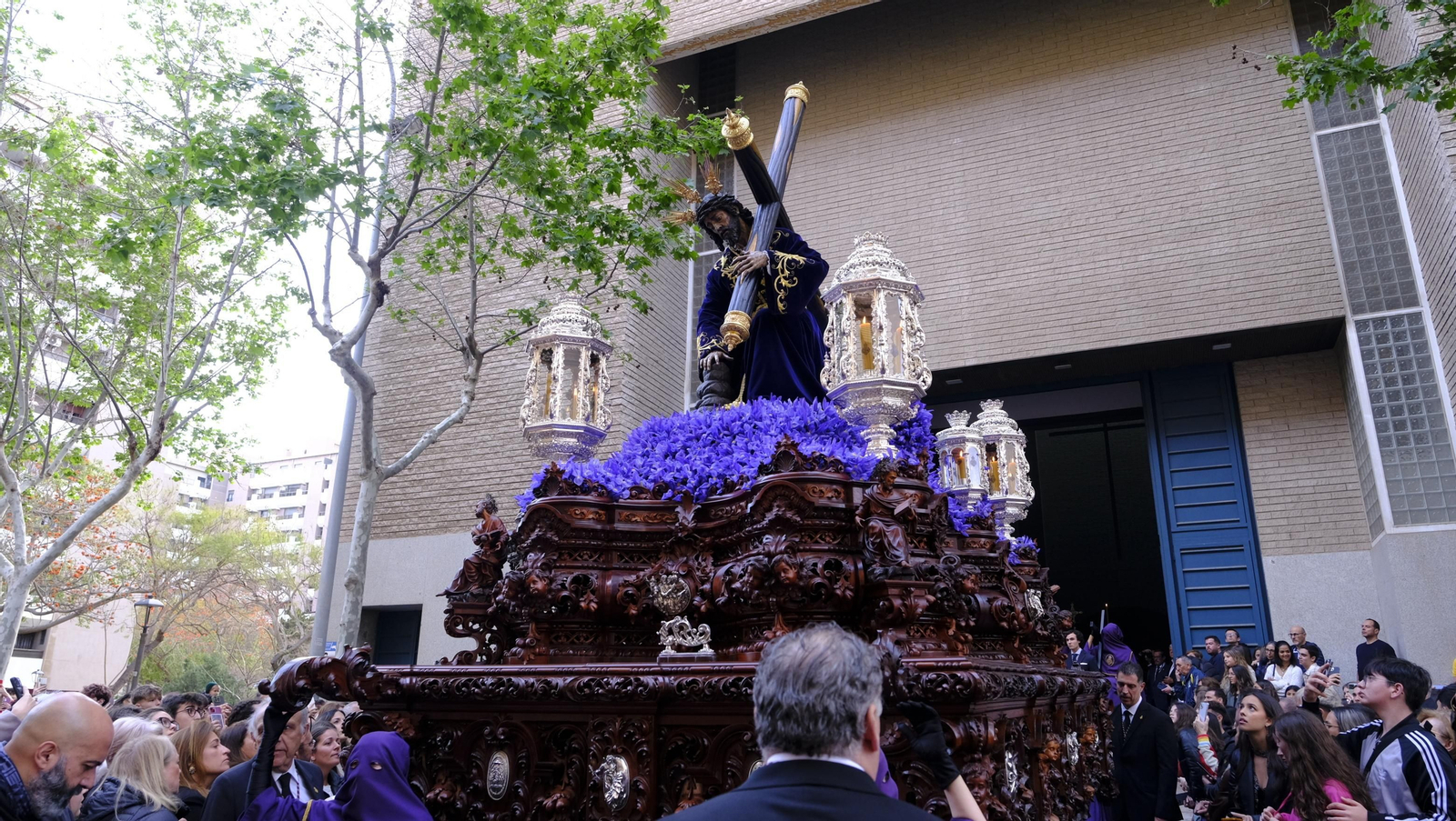 Pasión vuelve a su Iglesia de Santa Teresa azotada por la lluvia