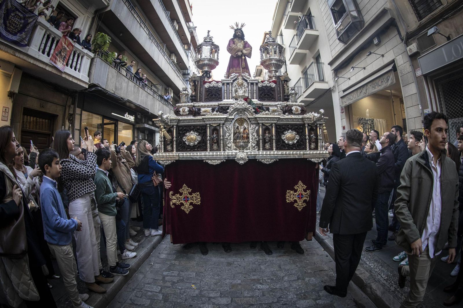 Así vivió Granada la salida de la centenaria Cofradía del Rescate 2025