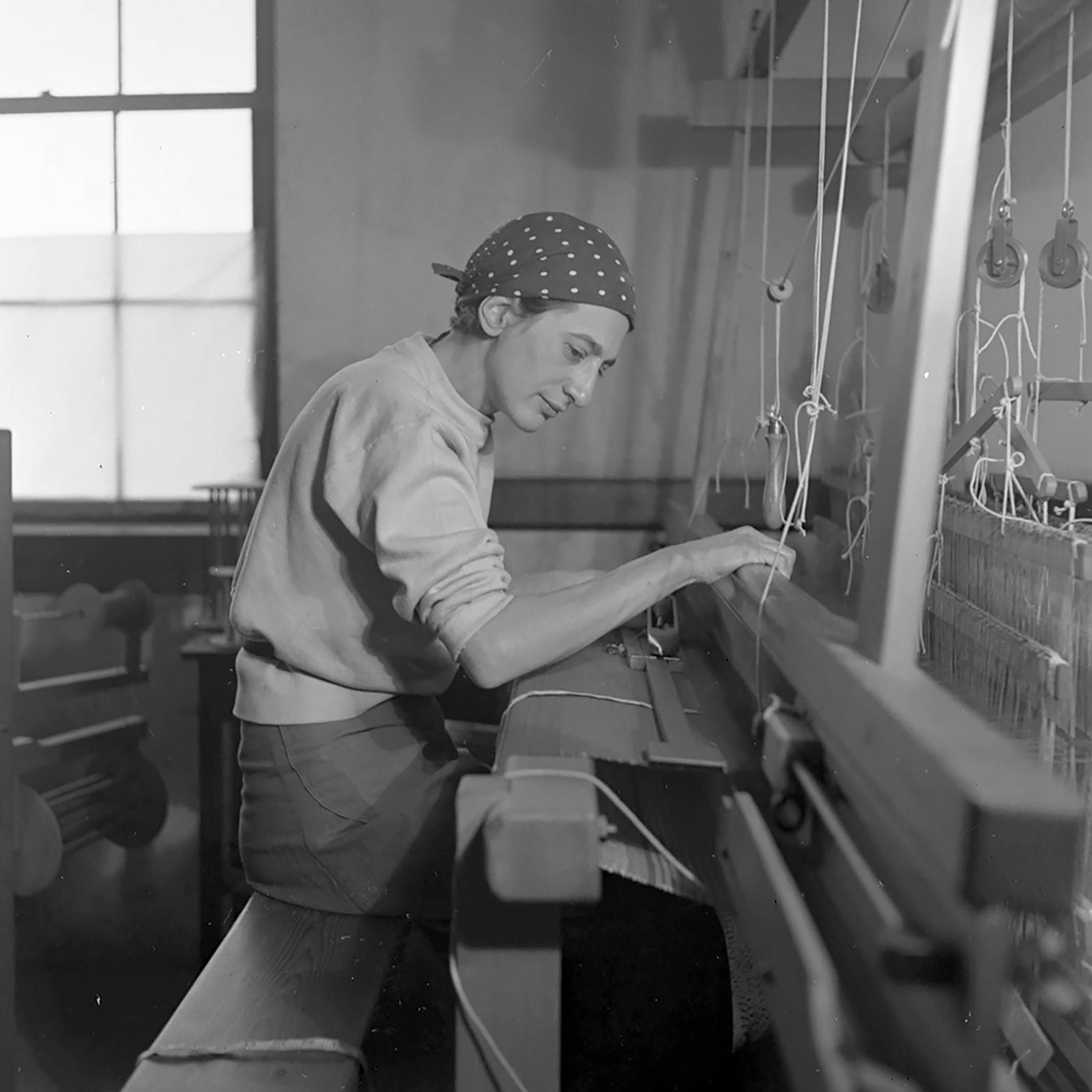 Anni Albers, en 1937, en su estudio del Black Mountain College, fotografiada por Helen M. Post.