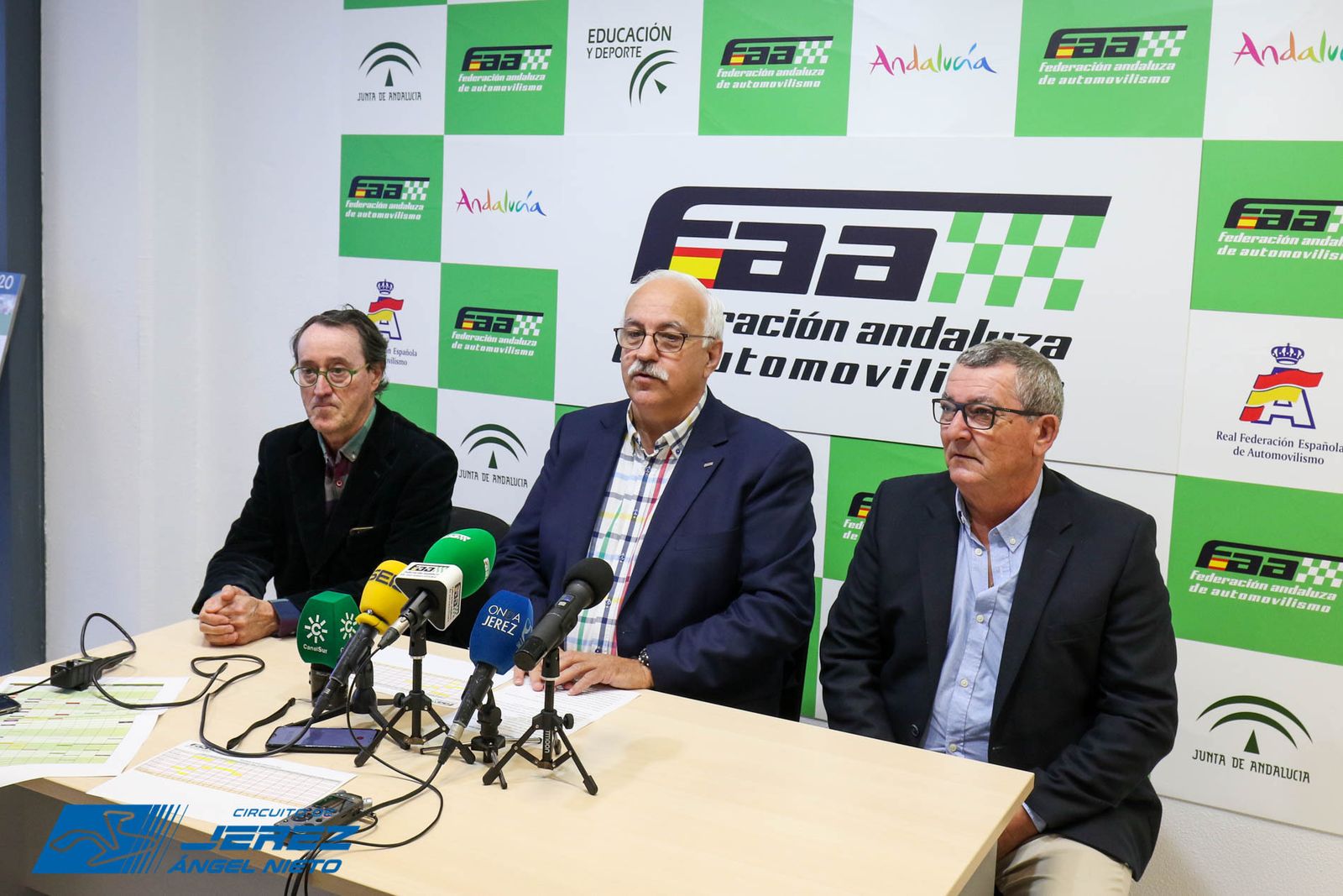 Manuel Alonso, presidente de la Andaluza, flanqueado por Amador Jaén, delegado provincial de la FAA, y Paco García Galera, presidente de Escudería Sur.