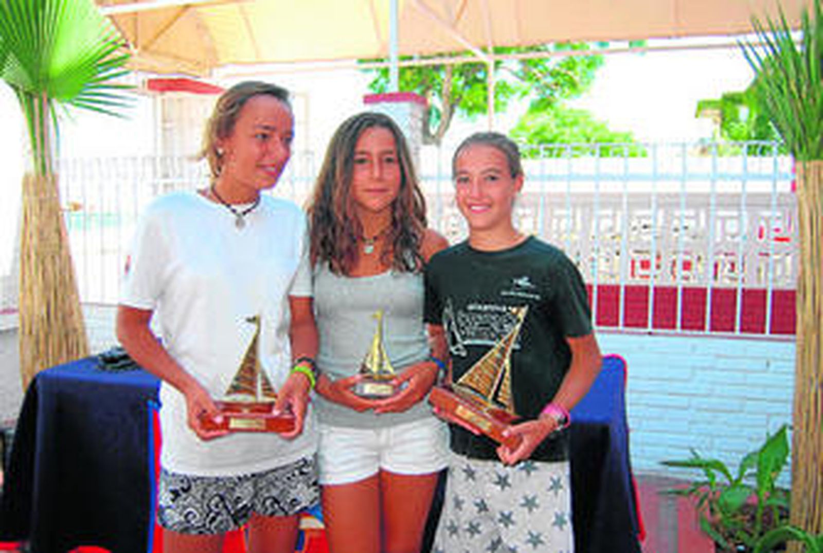 Tres de las premiadas en las regatas celebradas en Punta Umbría.