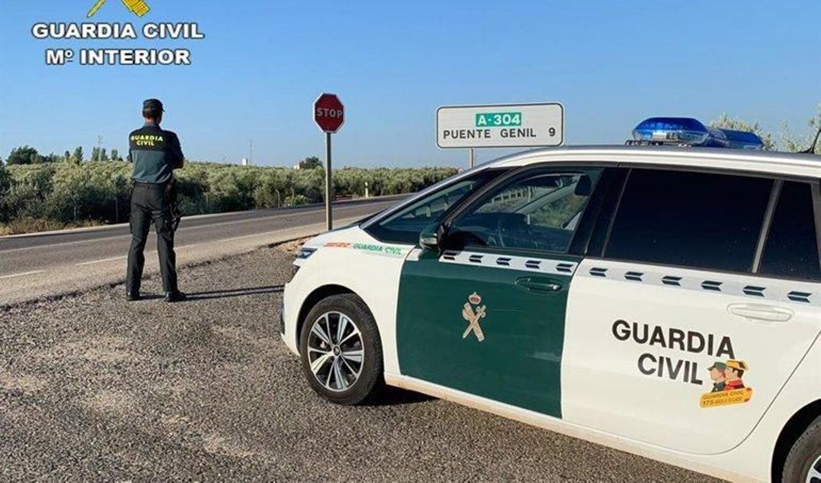 Un agente de la Guardia Civil en Puente Genil. Un agente de la Guardia Civil en Puente Genil.