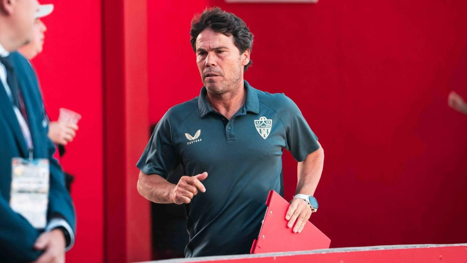 Rubi se dirige a los vestuarios en el duelo en Anduva.