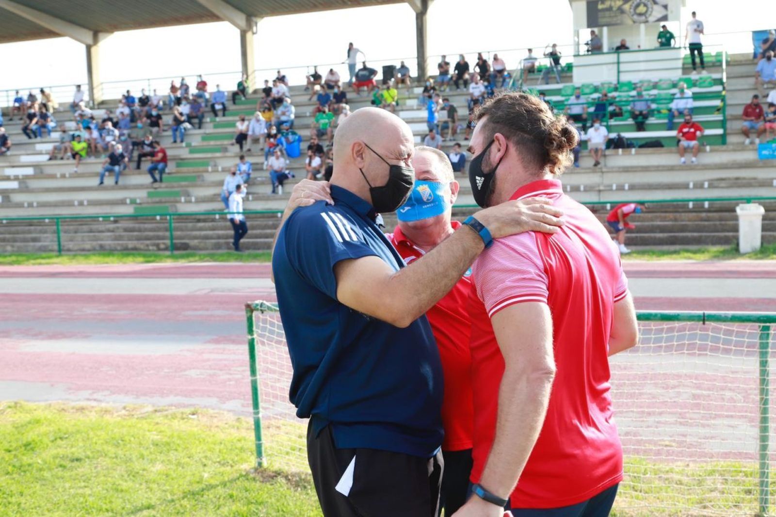 Paco Peña saluda a Juan Pedro en el Navarro Flores cuando era técnico del Rota.
