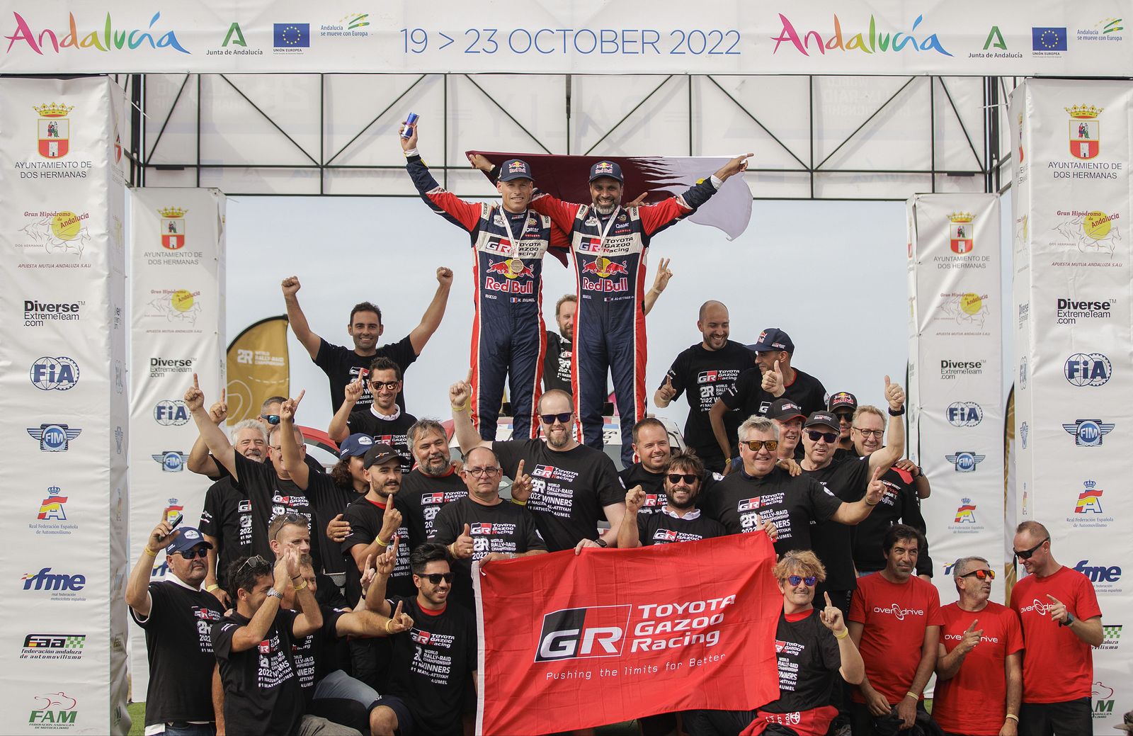 El piloto catarí Nasser Al-Attiyah (primero por la derecha) y su copiloto, el francés Mathieu Baumel.