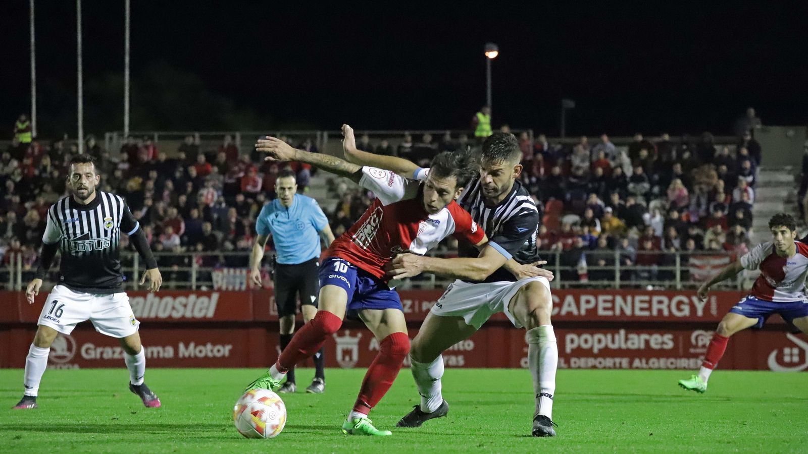 Álvaro Romero protege un balón.
