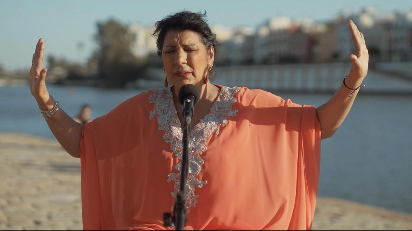 Remedios Amaya en la calle Betis sevillana en 'Caminos del Flamenco'