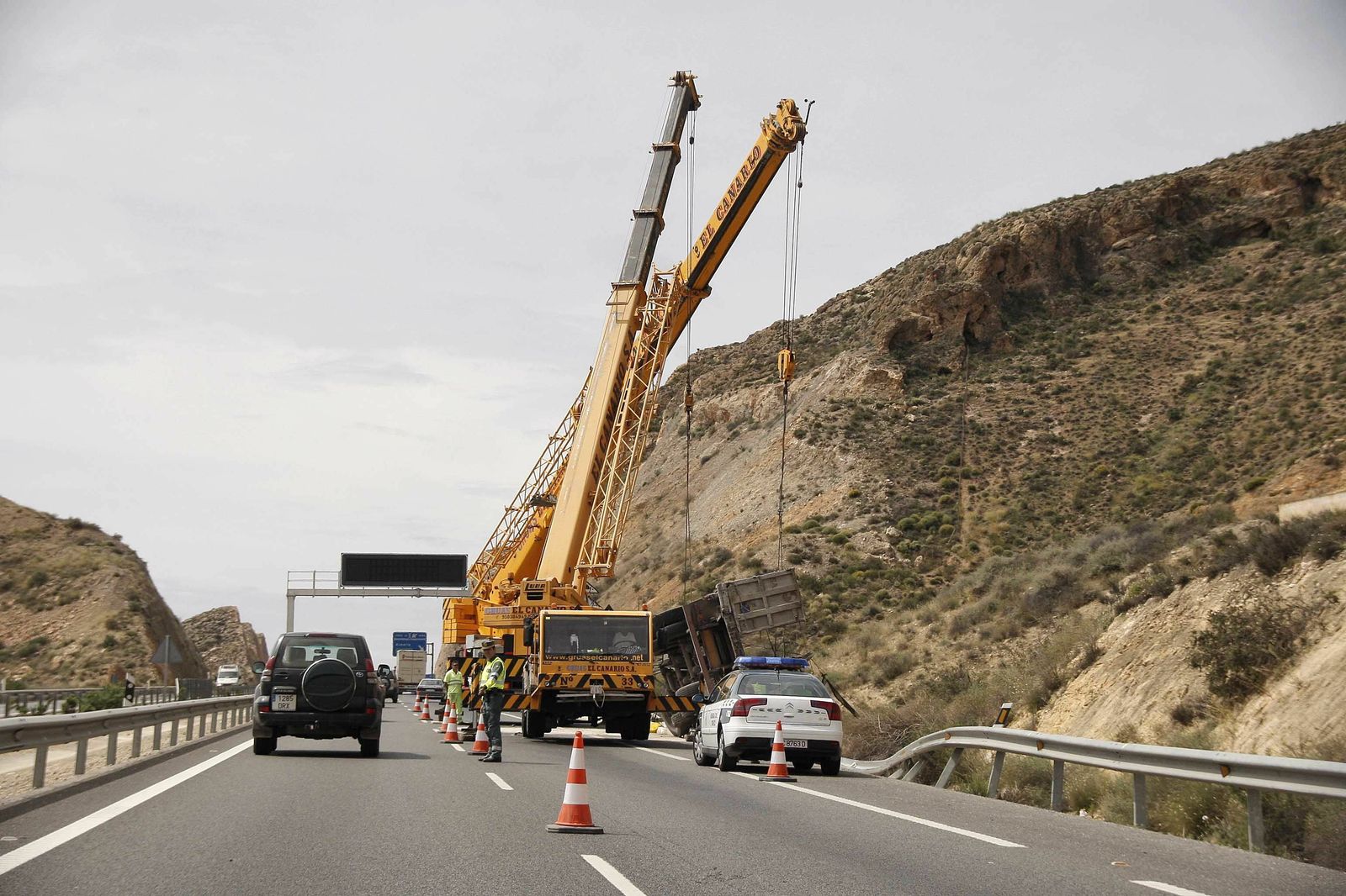 Trabajos de retirada de un camión accidentado en otra carretera, como los que se han tenido que realizar en la A-361, de Morón a Montellano.