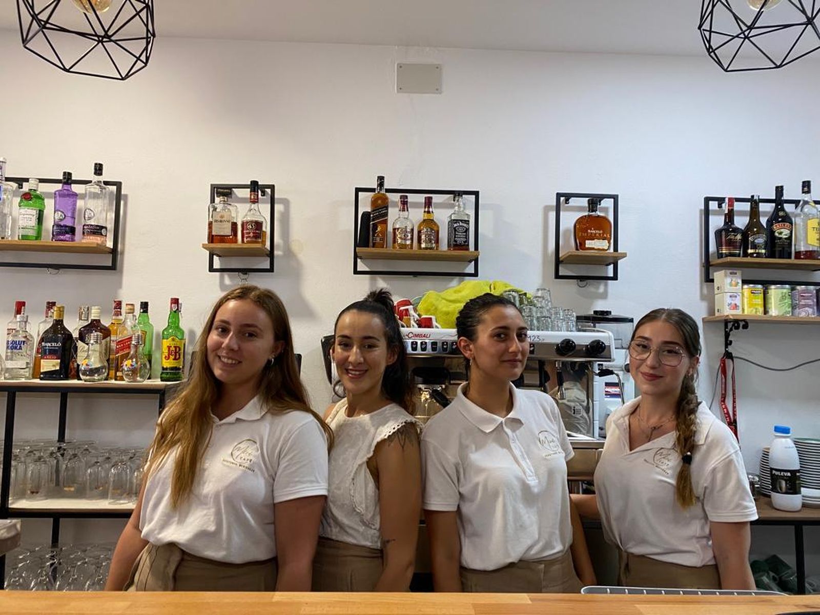 Asia Mimoun junto a las camareras de Mivi Café