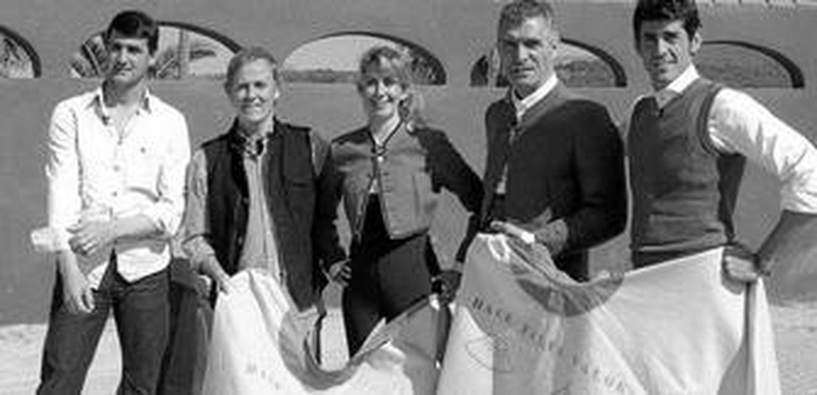 La familia Janeiro, con Enrique Romero y Manolo Sarriá, en la finca del diestro de Ubrique, donde se desarrolla el primer programa de 'Hace falta valor'