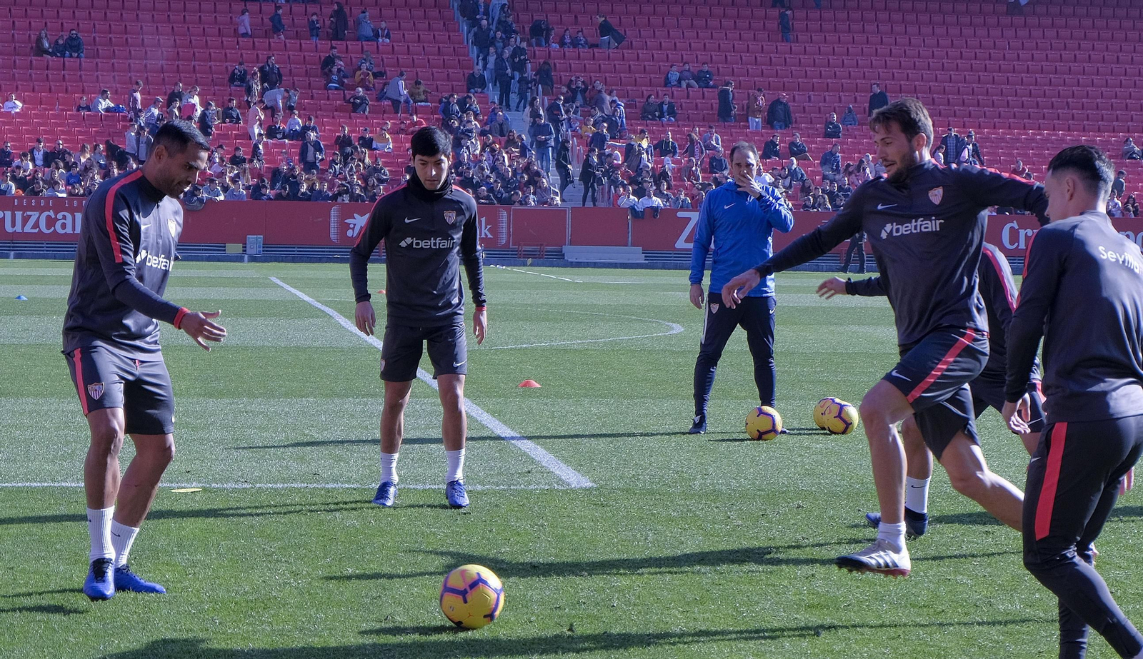 Multitudinario entrenamiento a puerta abierta del Sevilla en el Sánchez-Pizjuán
