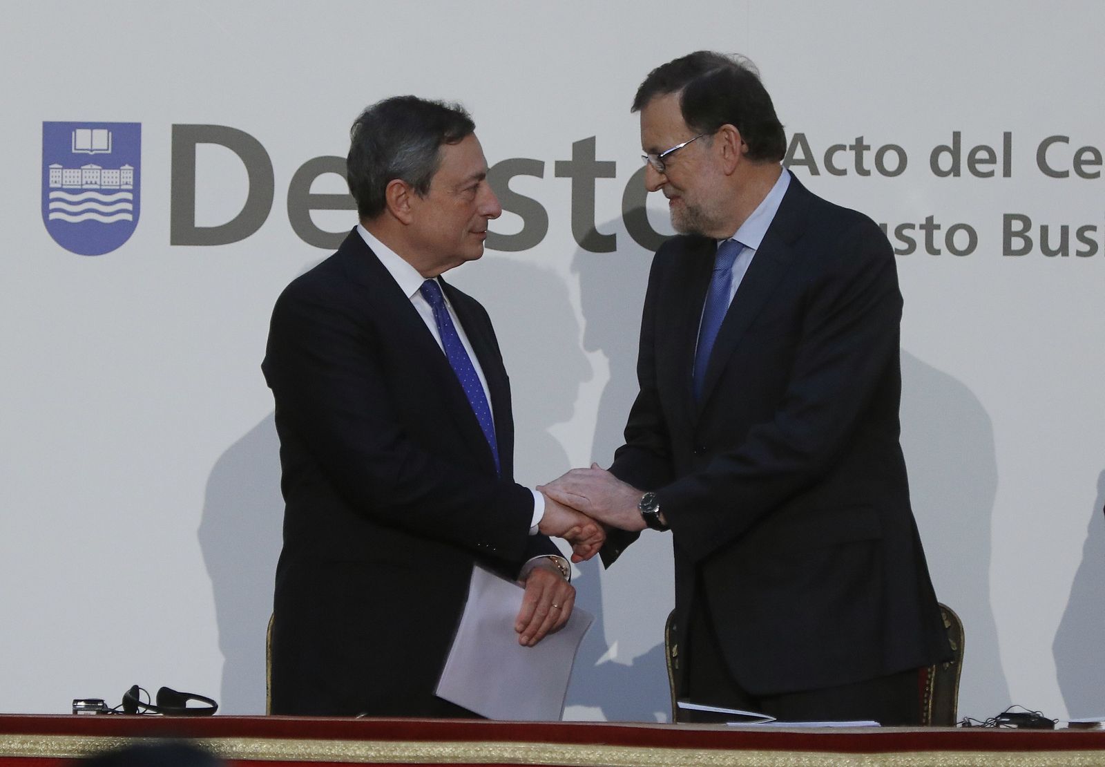 Mario Draghi, presidente del Banco Central Europeo (BCE) saluda ayer al presidente del Gobierno, Mariano Rajoy.