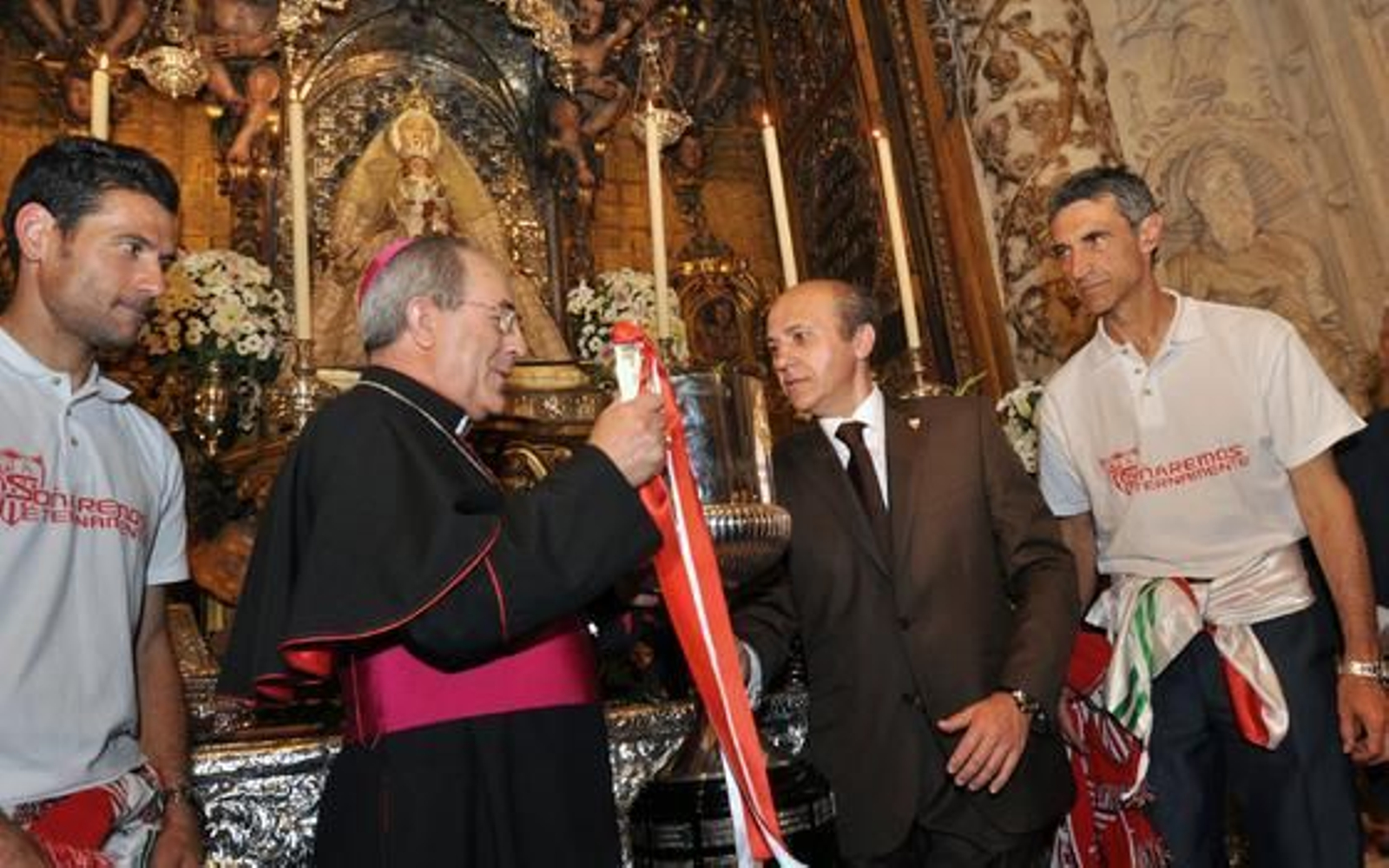 Del Nido ofrece la Copa a Monseñor Asenjo.

Foto: Manuel Gómez