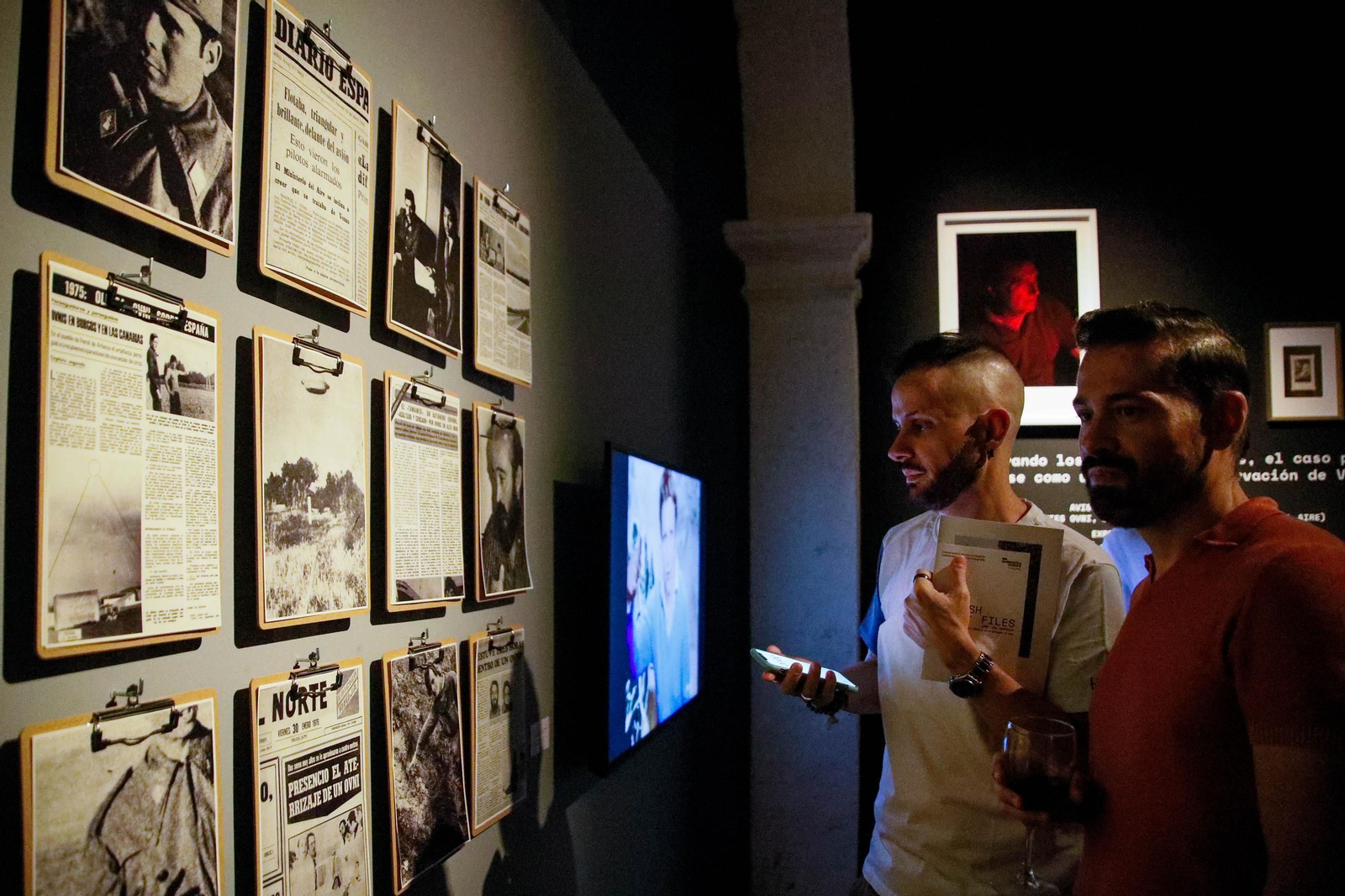 Un grupo de personas disfrutan de la exposición el día de su inauguración.