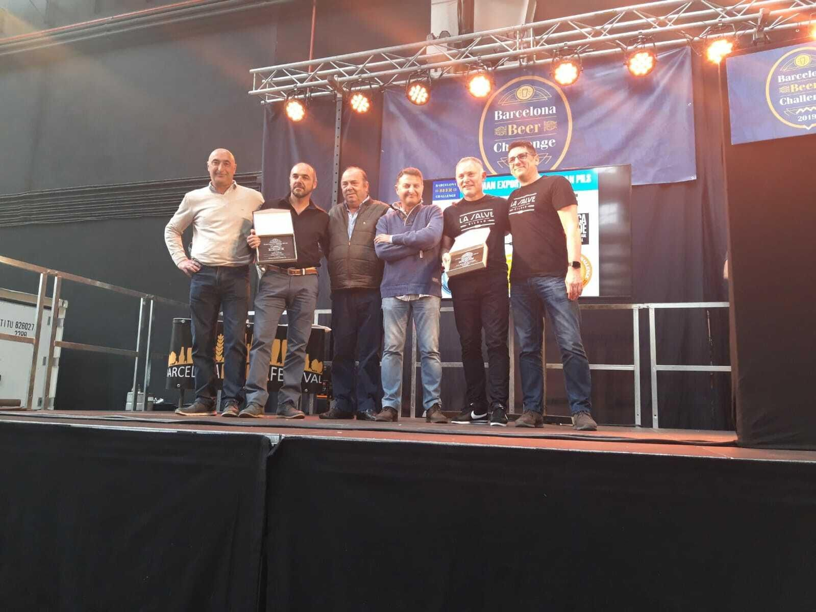 Momento de la entrega de la distinción en el encuentro cervercero de la Ciudad Condal.