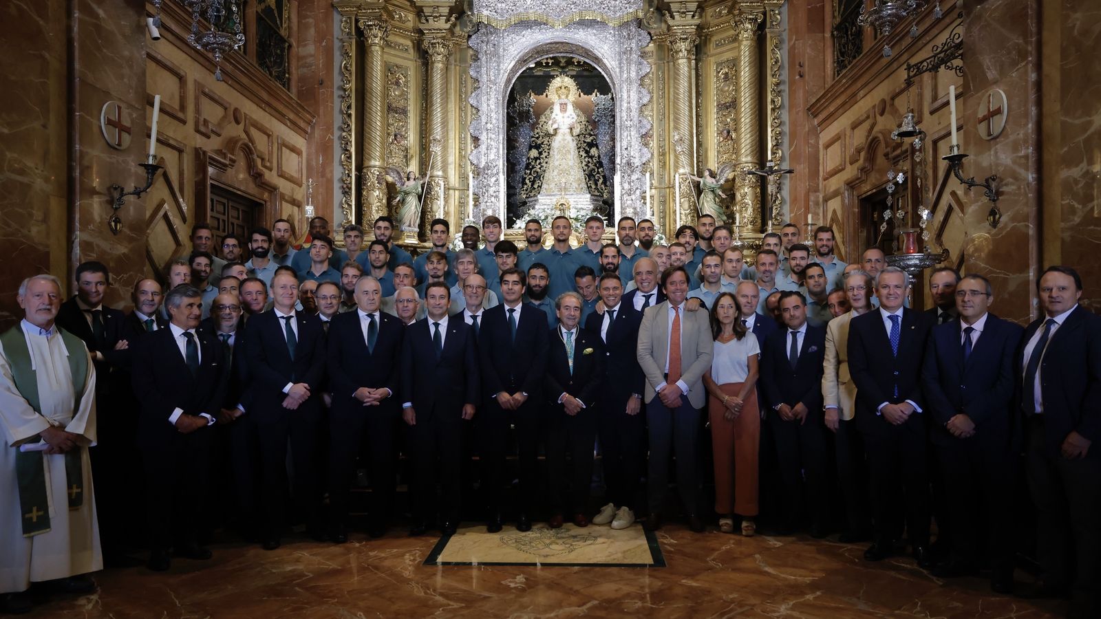 Visita del Betis a la Macarena para la ofrenda floral.