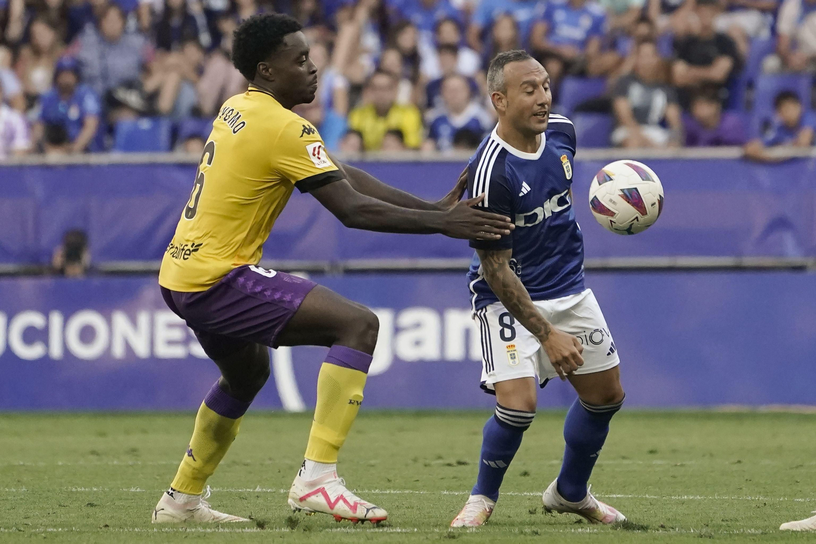 Santi Cazorla, quien llegó a sufrir fascitis plantar, durante un partido con el Real Oviedo.
