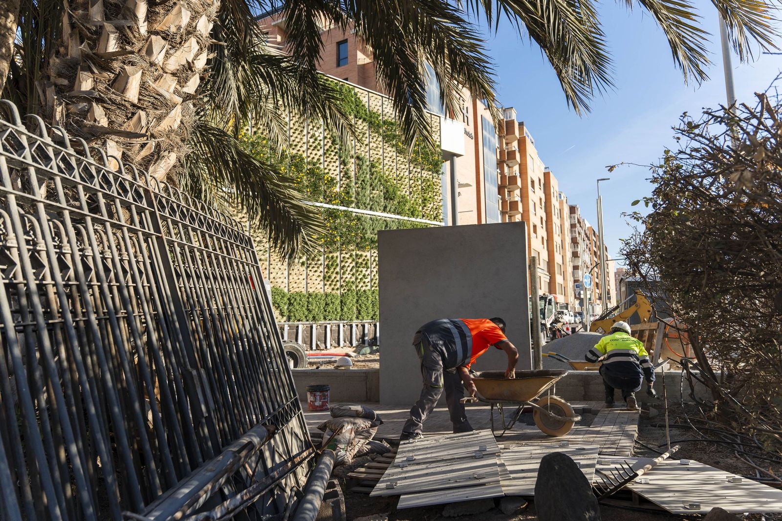 Fotogalería de las obras del Preventorio: el jardín vertical, protagonista de la rehabilitación