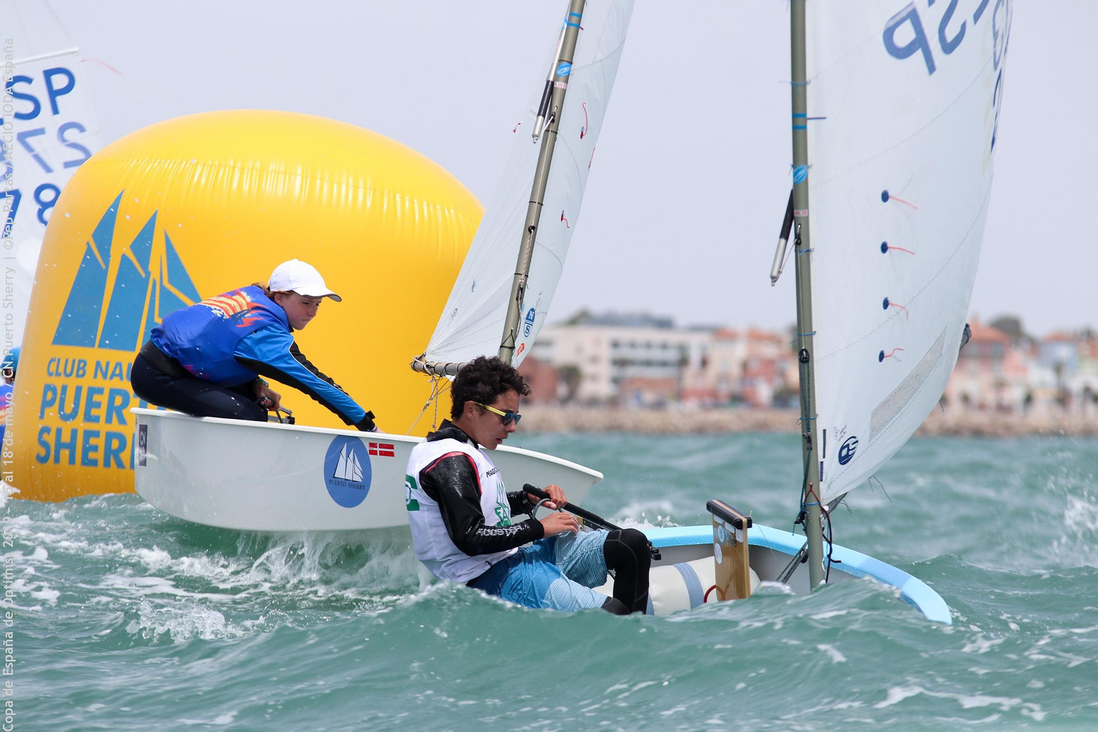 Esfuerzo máximo en aguas de la Bahía por parte de dos regatistas.
