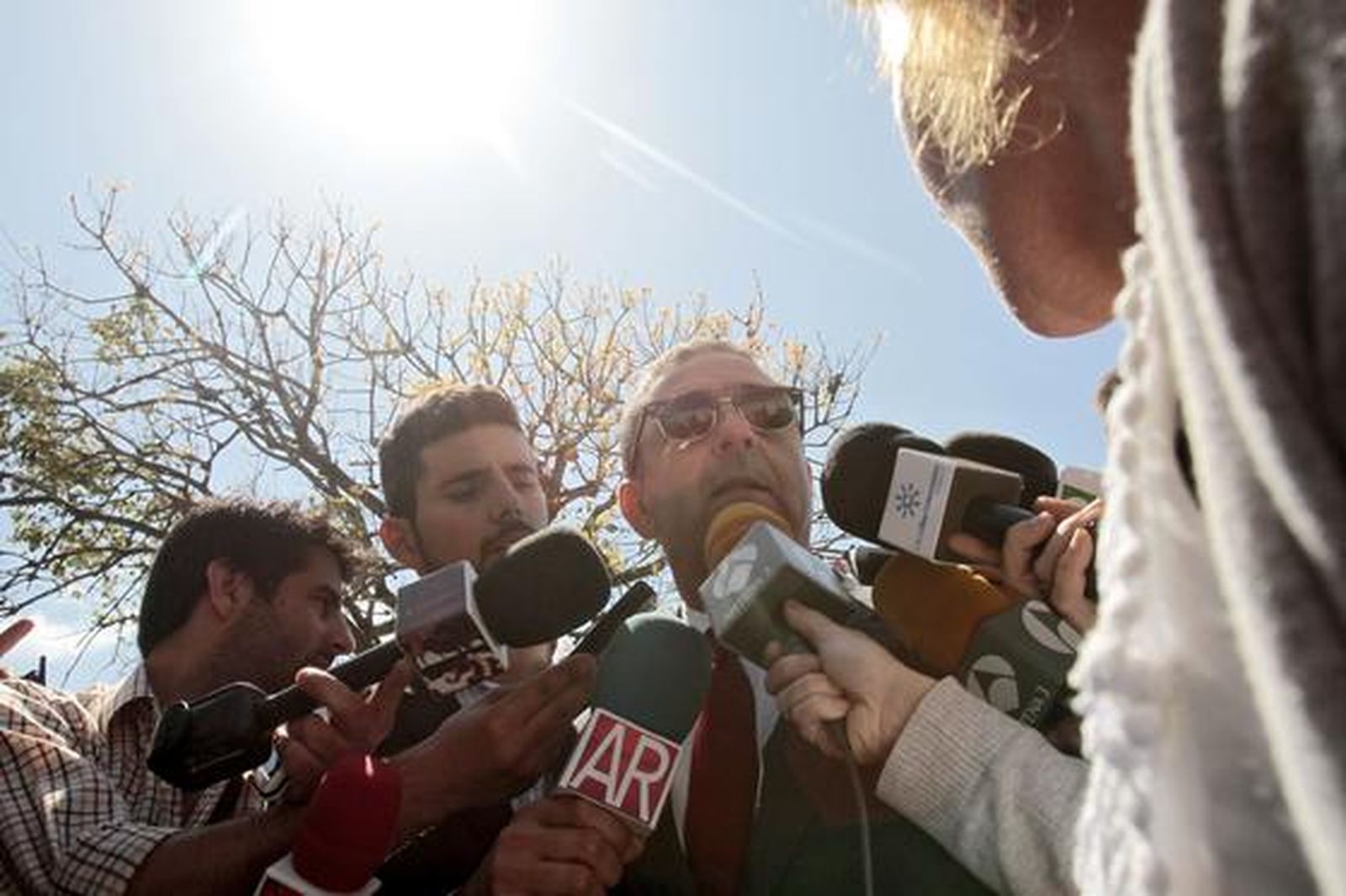 Prensa del corazón y curiosos aguardan en la puerta de la audiencia a los acusados en el segundo día del juicio por la ´Operación Karlos´. 

Foto: Lourdes de Vicente