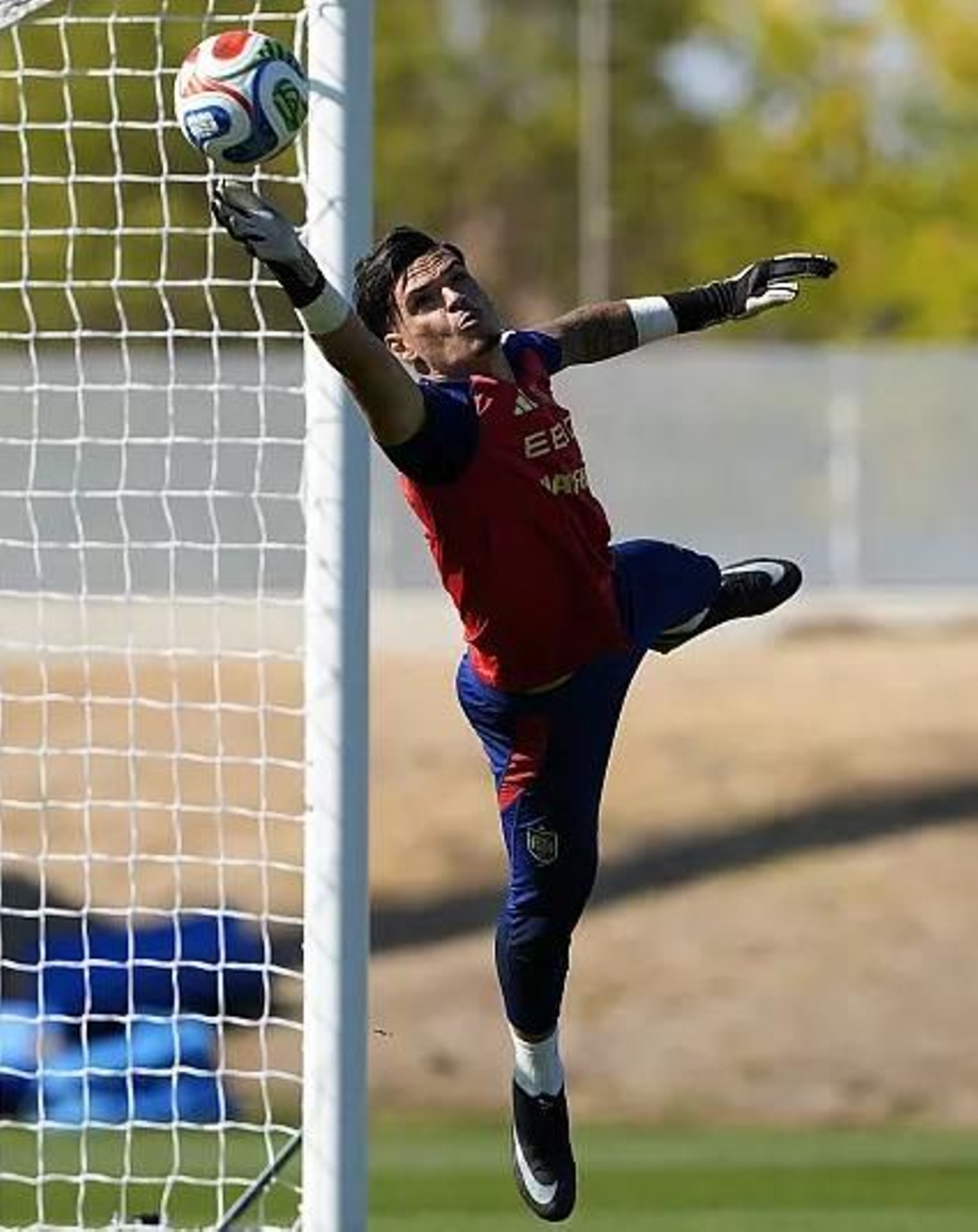 El guardameta almeriense Bruno Iribarne durante un entrenamiento con la selección española sub-21.