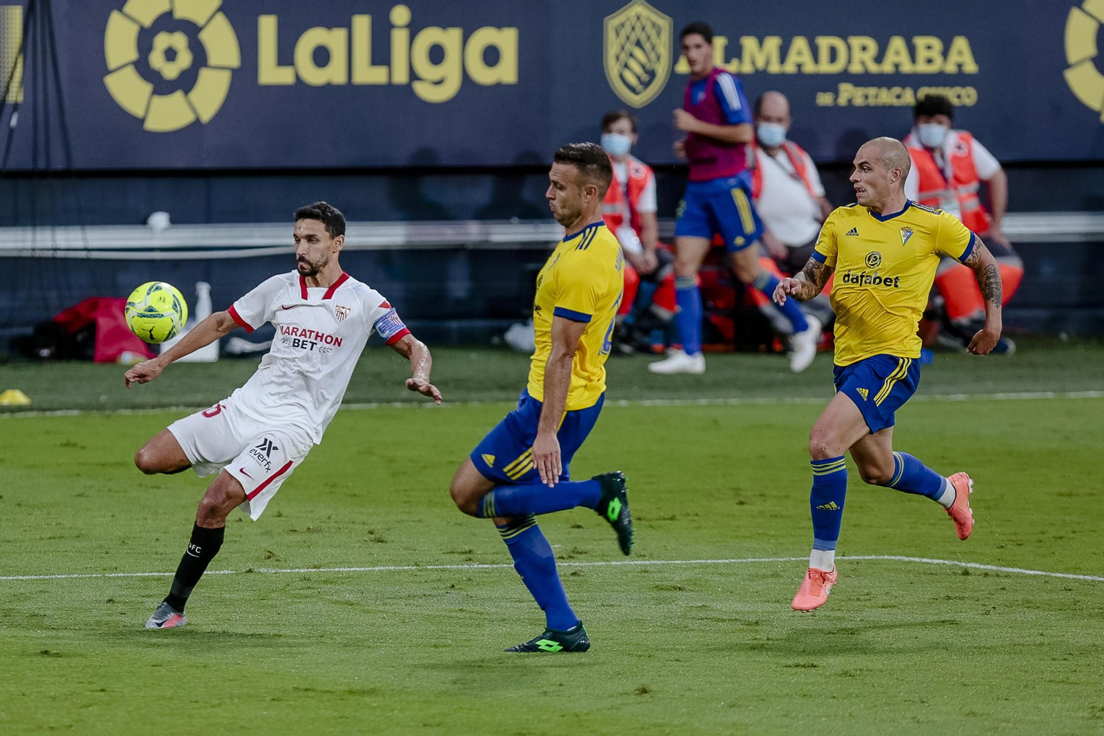 Jesús Navas se dipone centrar seguido de dos rivales