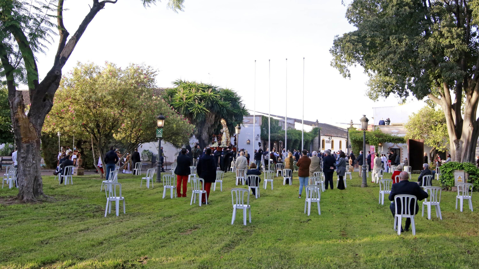 Imágenes del rosario de la Aurora de la Candelaria por los jardines de la Atalaya