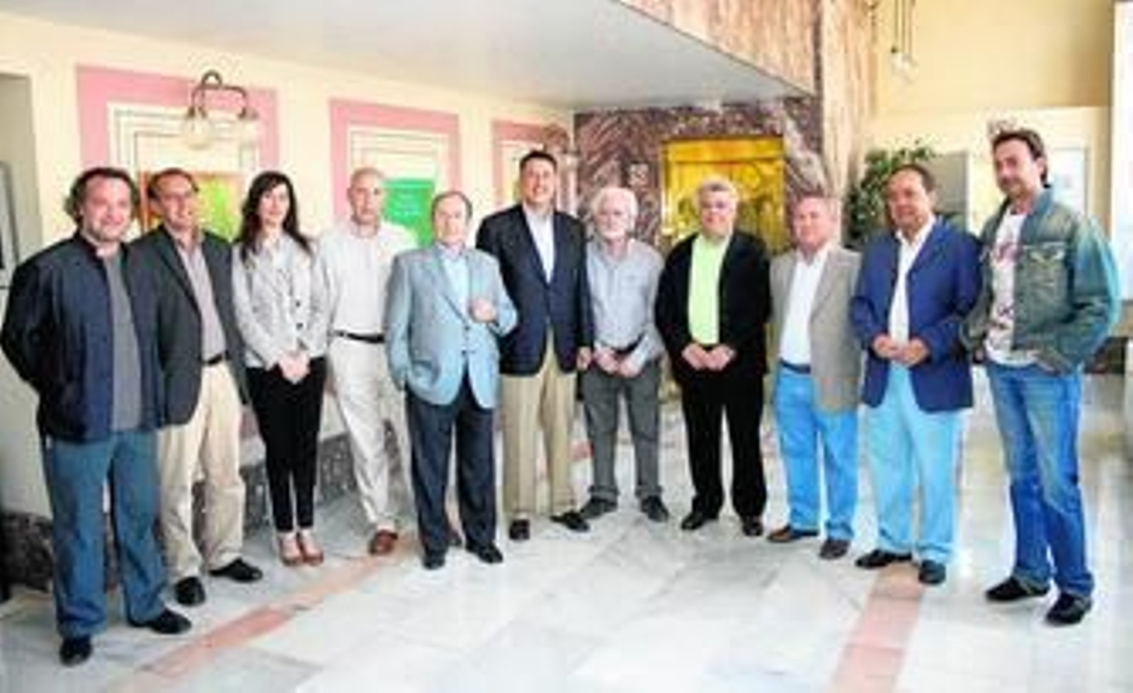 Casi todos los miembros de la comisión, ayer, antes de la reunión en el Gran Teatro.