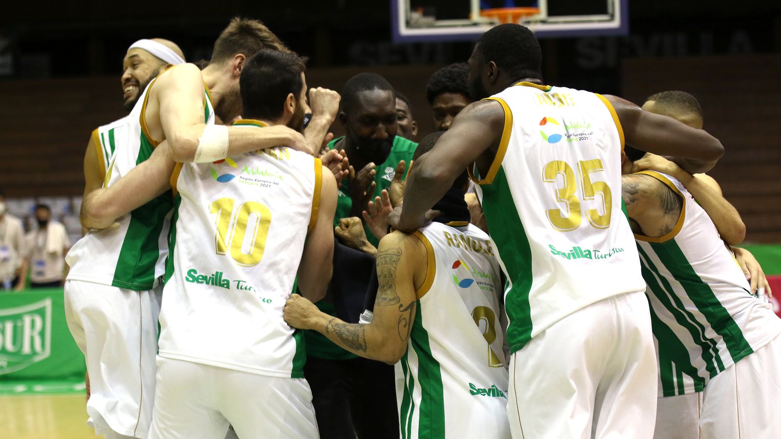 Los jugadores del Betis hacen piña y celebran la victoria ante el Manrea.
