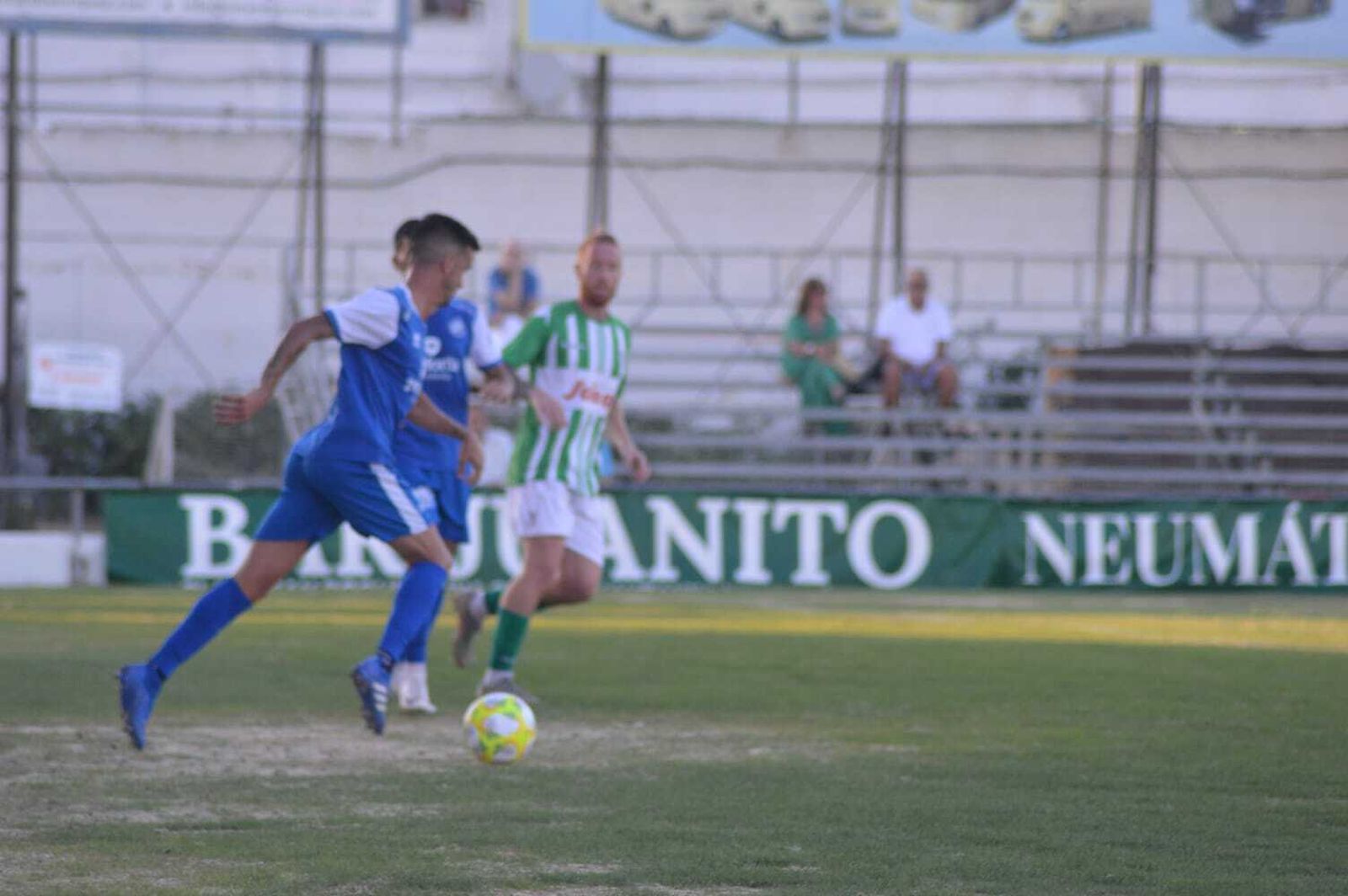 Bello conduce el balón ante el verdiblanco Peli.