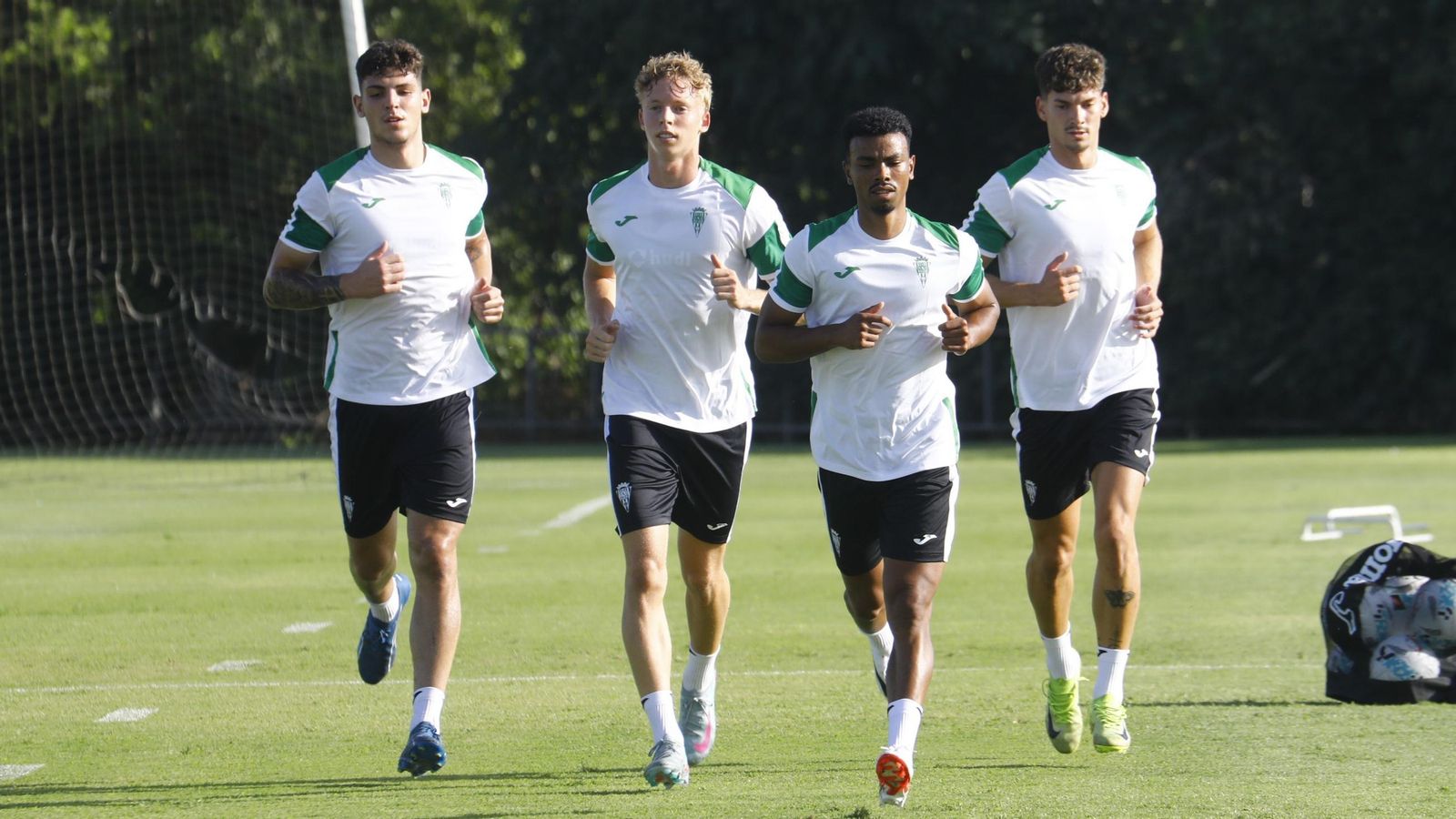 Mariano Carmona, a la derecha en la imagen, calienta en su primer entrenamiento con el Córdoba CF.
