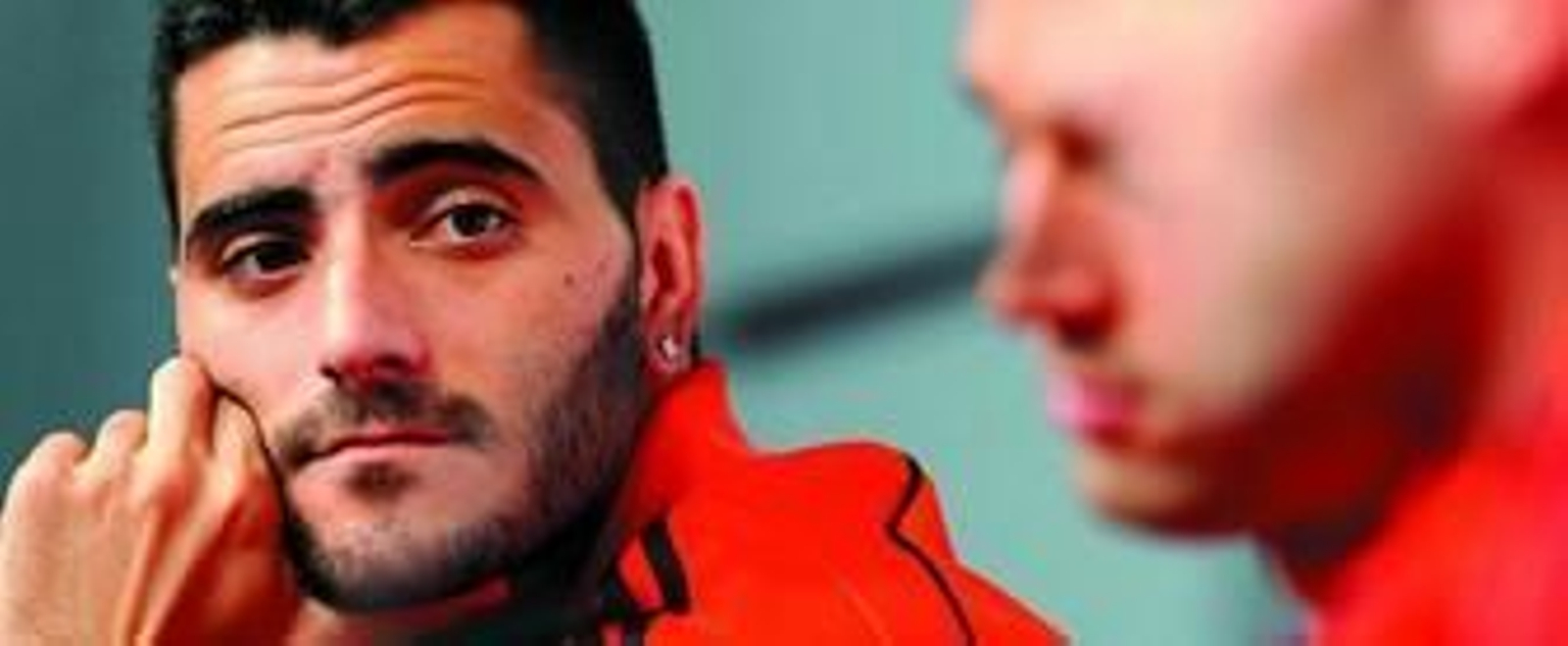 El delantero jerezano Güiza, en la rueda de prensa que ayer ofreció junto a sus compañeros Arbeloa y Fernando Navarro. El delantero jerezano Güiza, en la rueda de prensa que ayer ofreció junto a sus compañeros Arbeloa y Fernando Navarro.