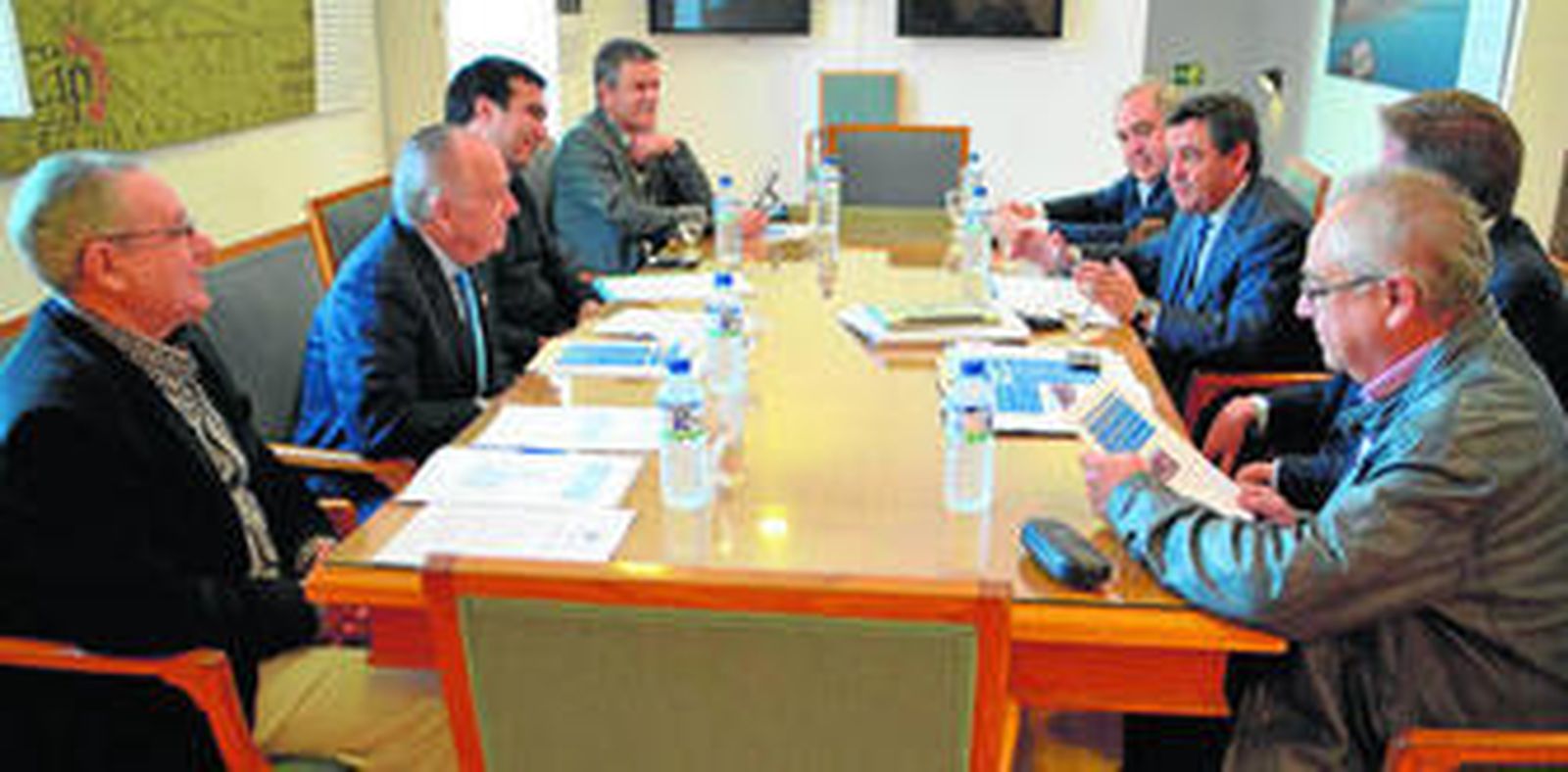 El alcalde, en la reunión con algunos de los patronos de la futura Cátedra Almirante Lobo.