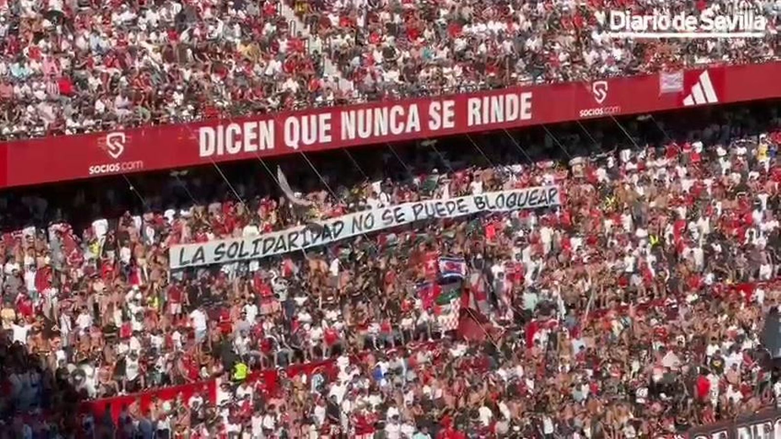 Polémica durante el Sevilla - Barcelona: una pancarta a favor de Palestina desata los silbidos en el Sánchez-Pizjuán
