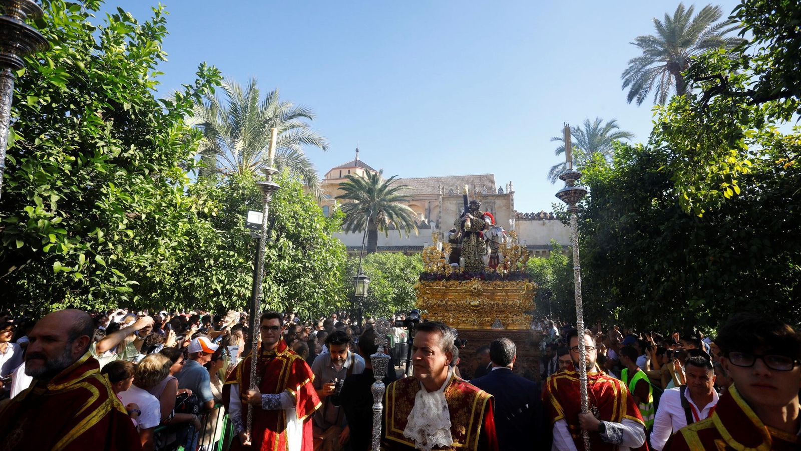 El Señor del Buen Suceso,  en el Patio de los Naranjos.