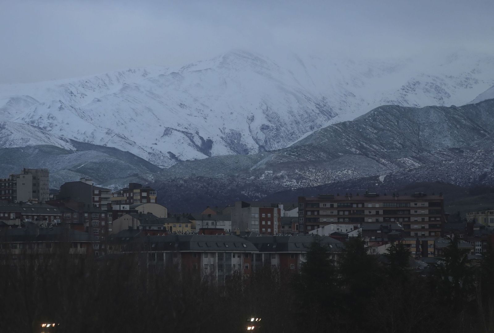 La nieve tiñe de blanco en norte de España