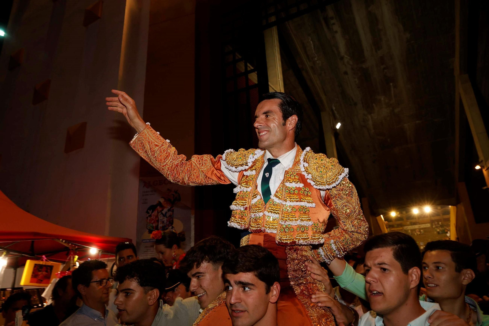 Salida de hombros de Emilio de Justo cuando ya había caído la noche en Las Palomas.
