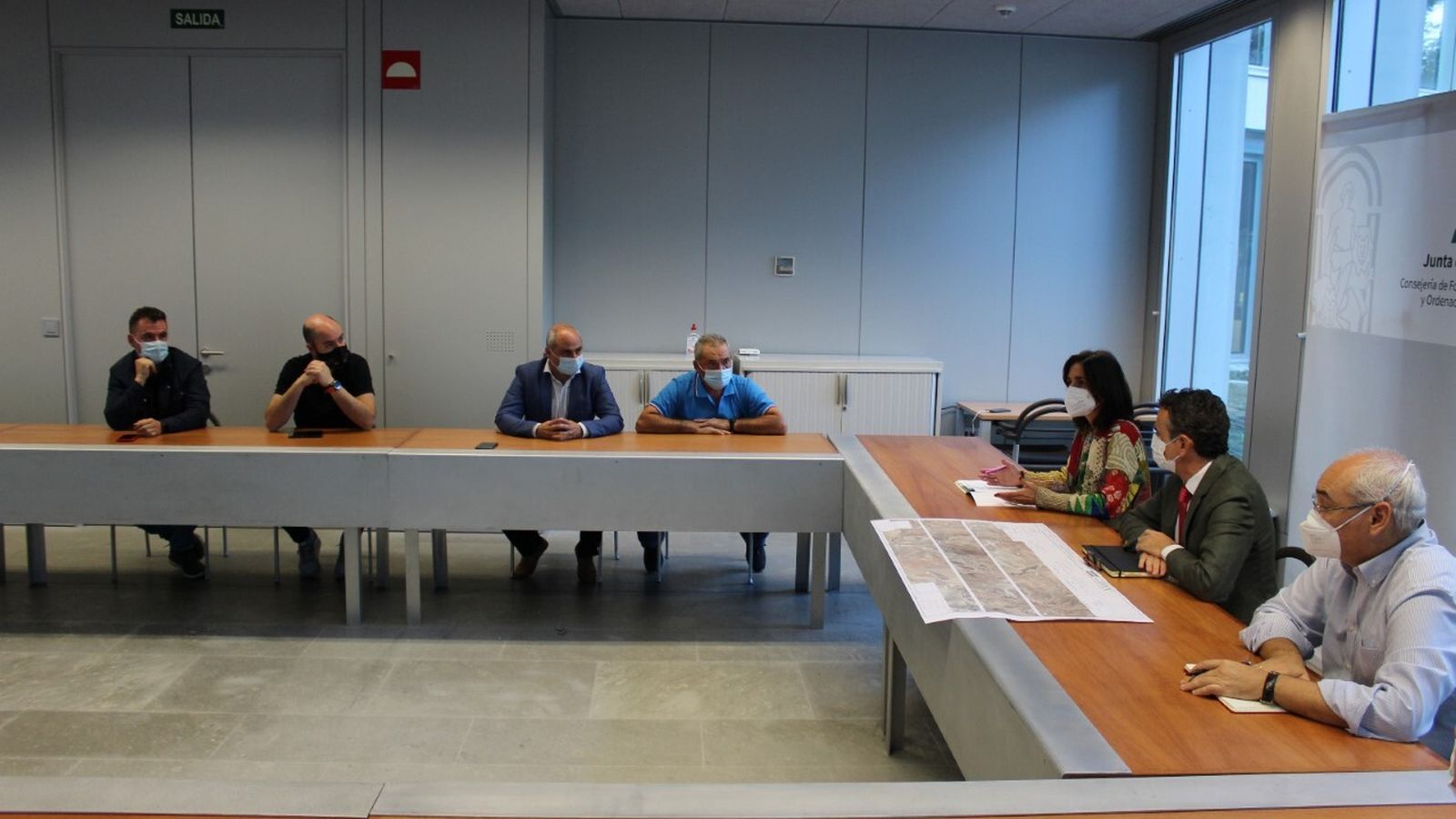 Los responsables de Fomento reunidos con alcaldes y concejales de Martín de la Jara, Osuna y Los Corrales para explicarles el proyecto que se ha redactado.
