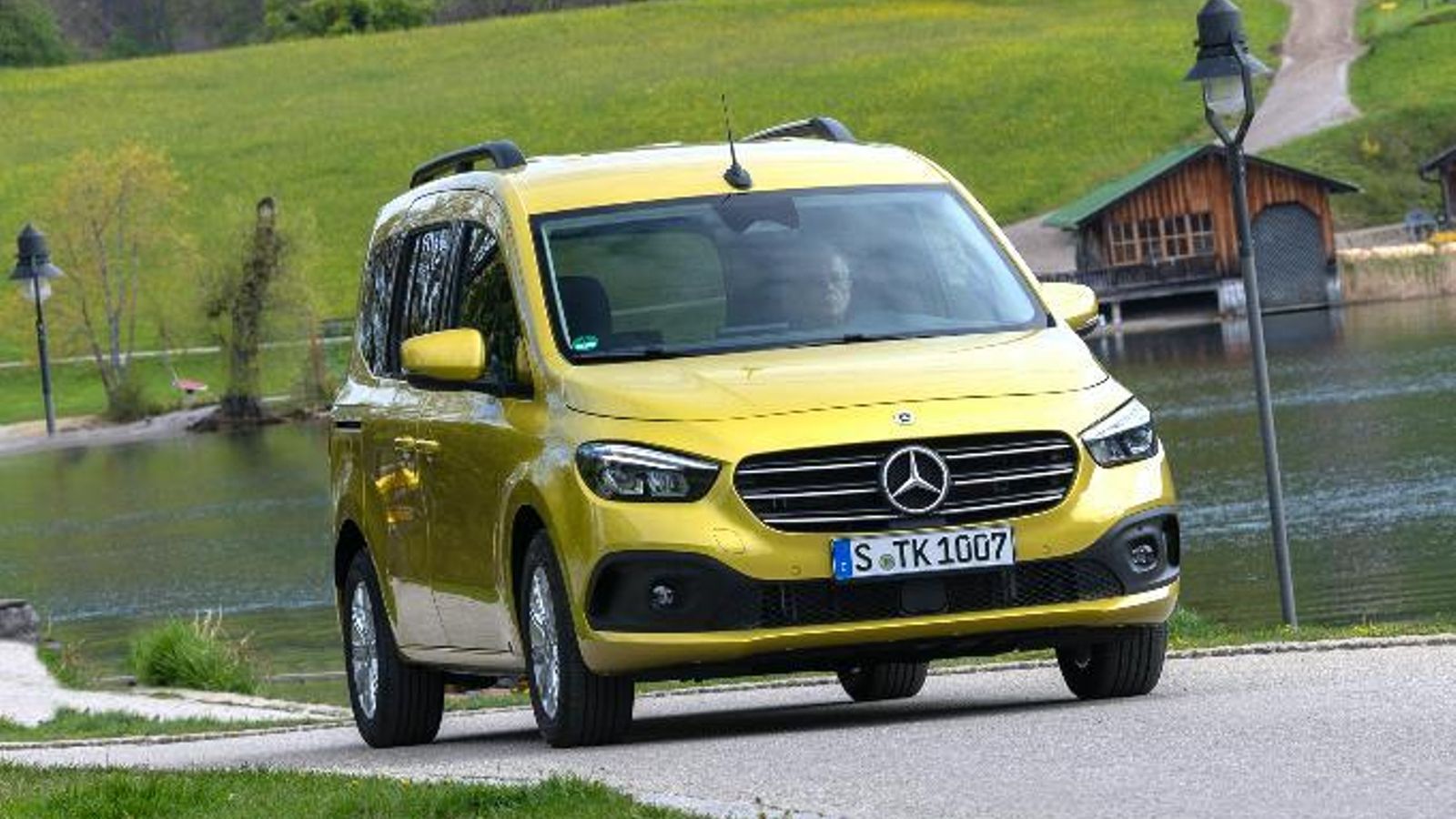 Con su versión de menor potencia en gasolina, este coche se convierte en el turismo más asequible de toda la gama Mercedes.