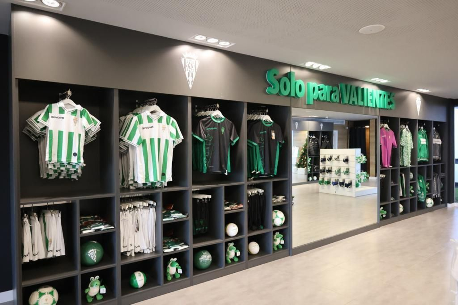 La reapertura de la tienda del Córdoba CF en El Arcángel, en imágenes