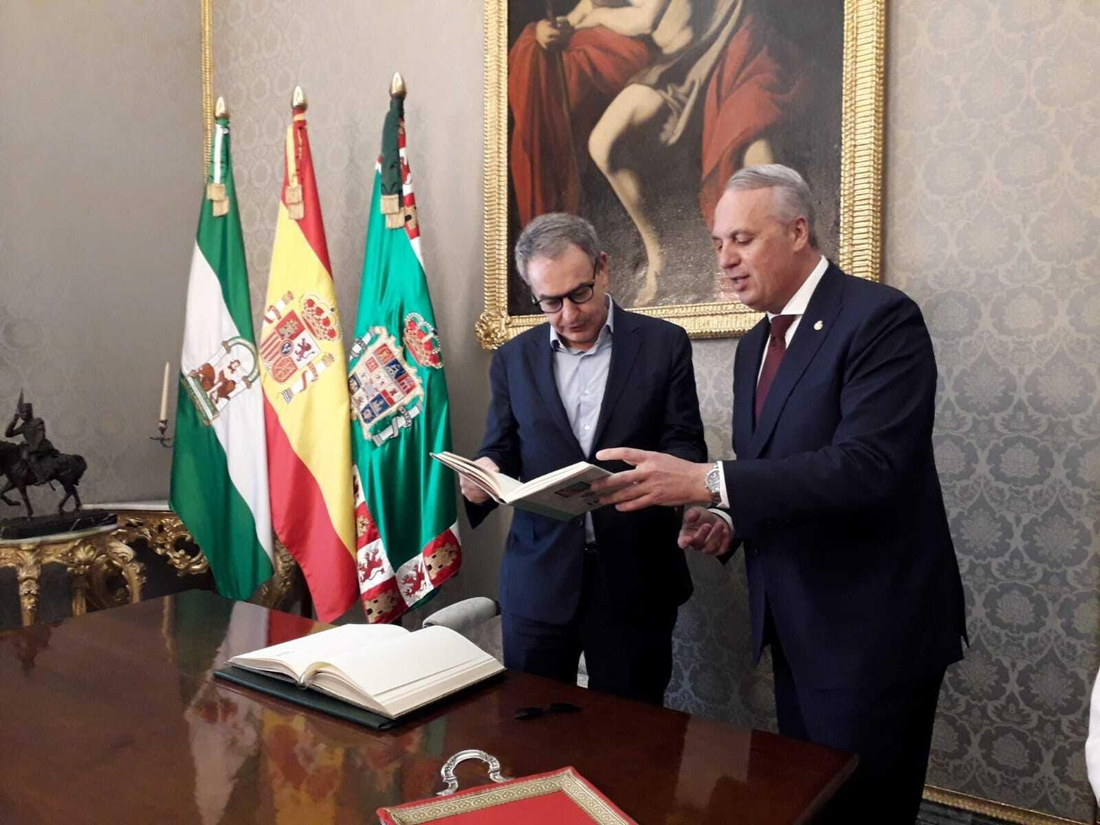 José Luis Rodríguez Zapatero recibe un obsequio del presidente de la Diputación de Cádiz.