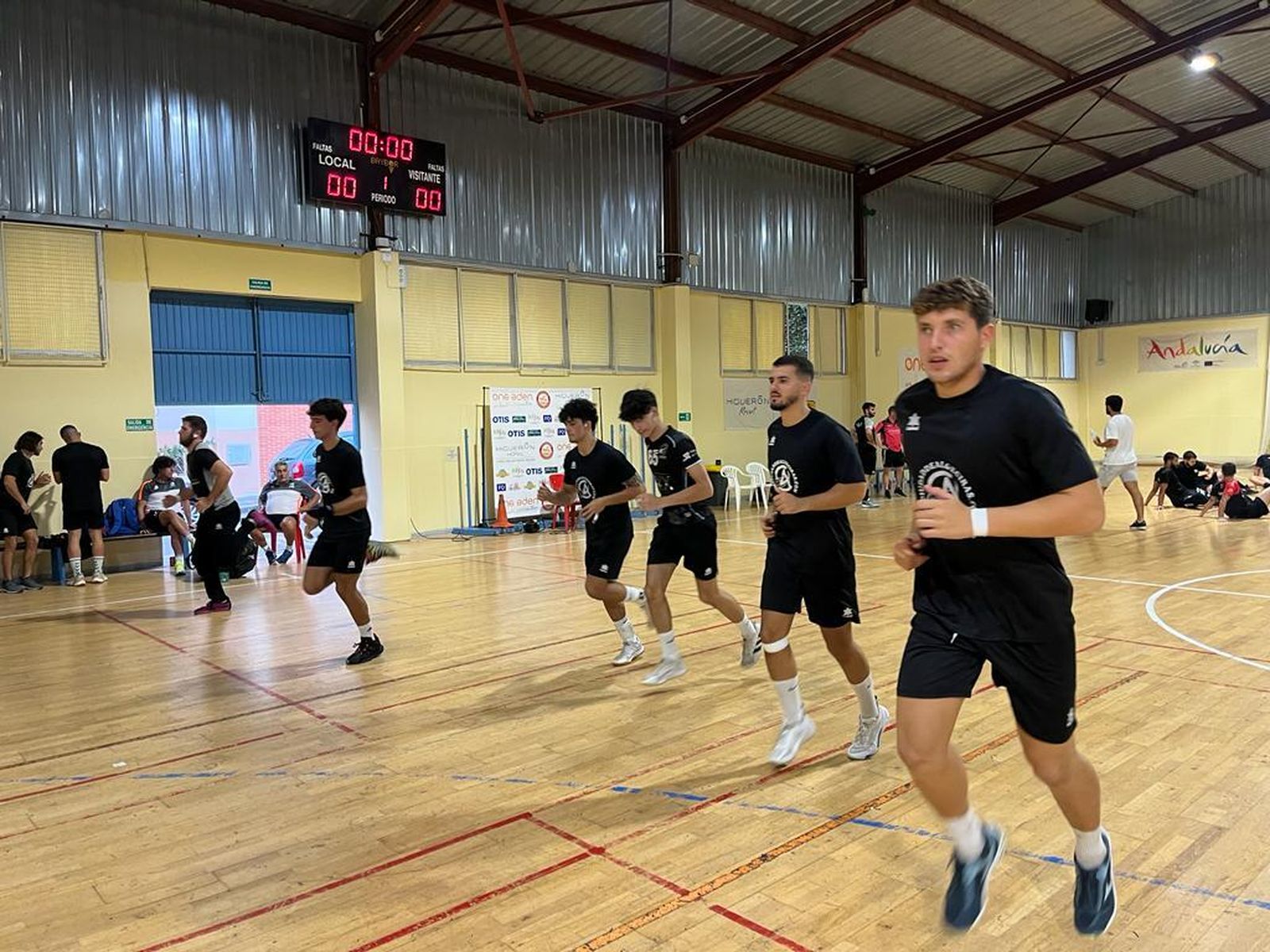 Jugadores del Ciudad de Algeciras calientan antes de su último amistoso