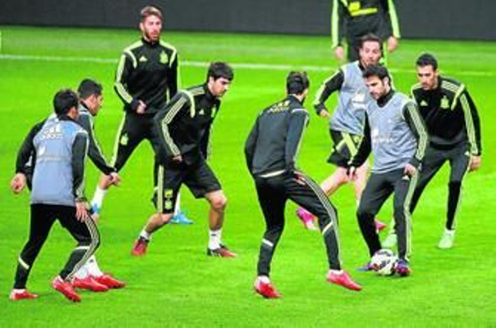 Un momento del entrenamiento que realizó ayer por la tarde la selección española en el Amsterdan Arena, escenario del amistoso de hoy.