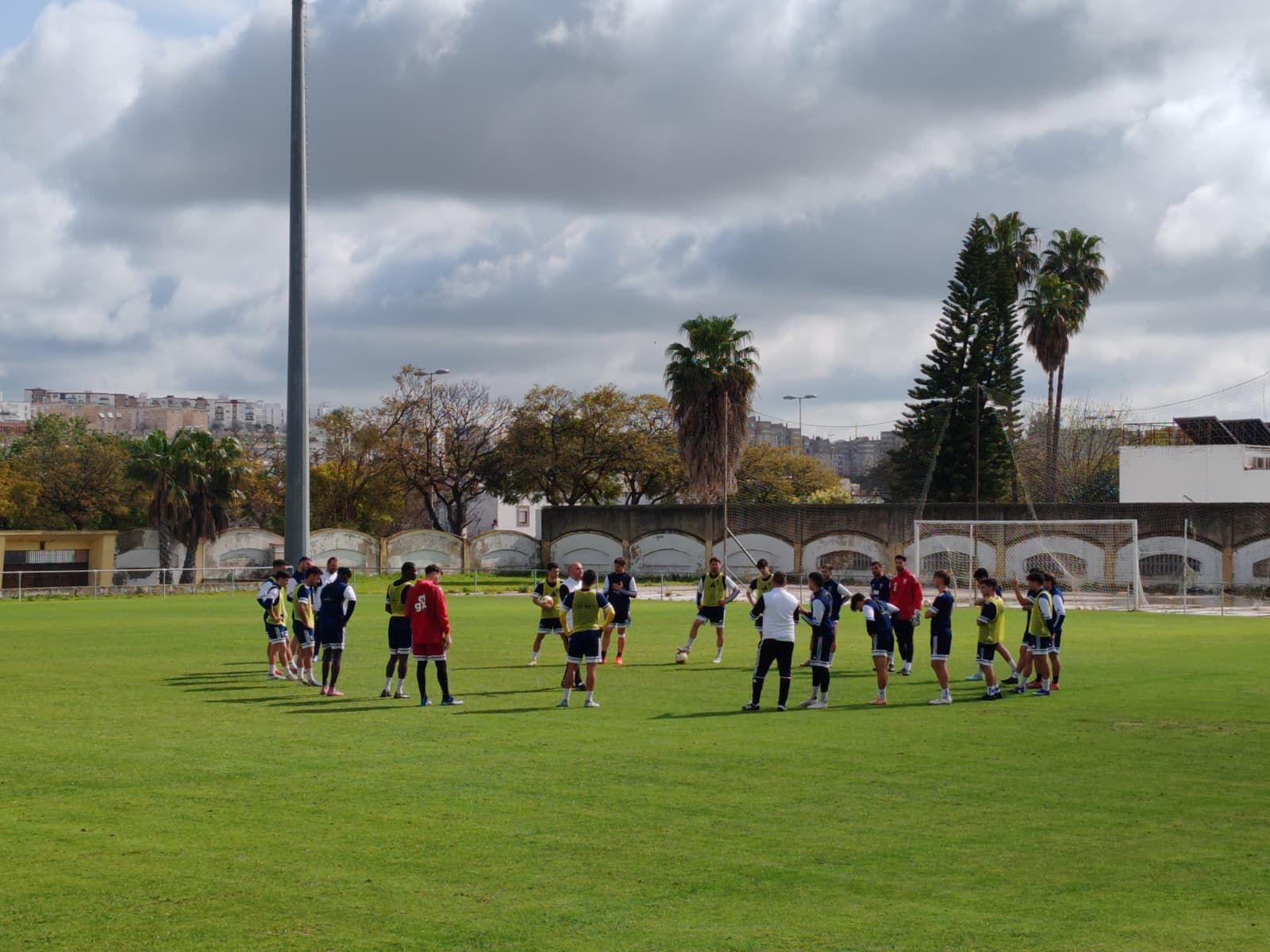 Diego Galiano charla con sus jugadores durante el entrenamiento de este jueves 5 de marzo en el Pedro Garrido.
