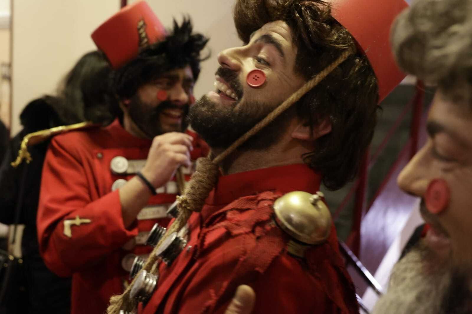 Chirigota 'Hotel resort y Cadi, aquí tiene usté su casa' en camerinos