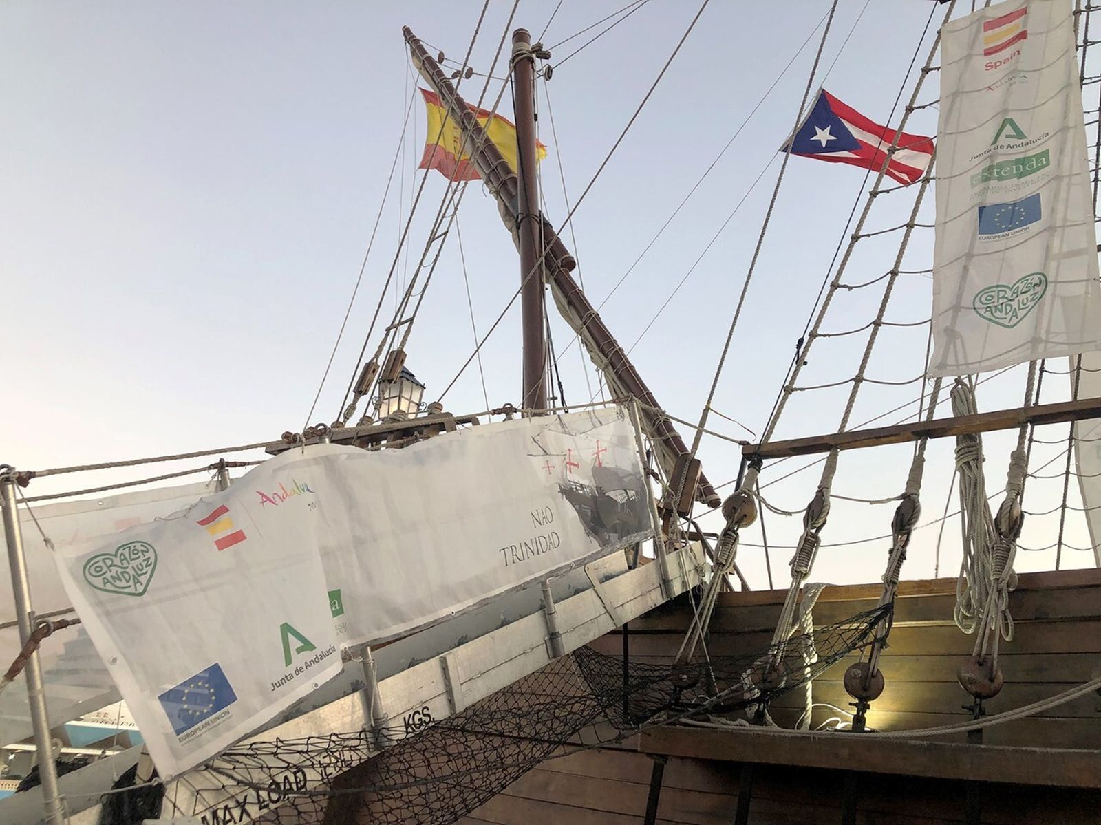 La nao trinidad con las banderas de España y Puerto Rico.